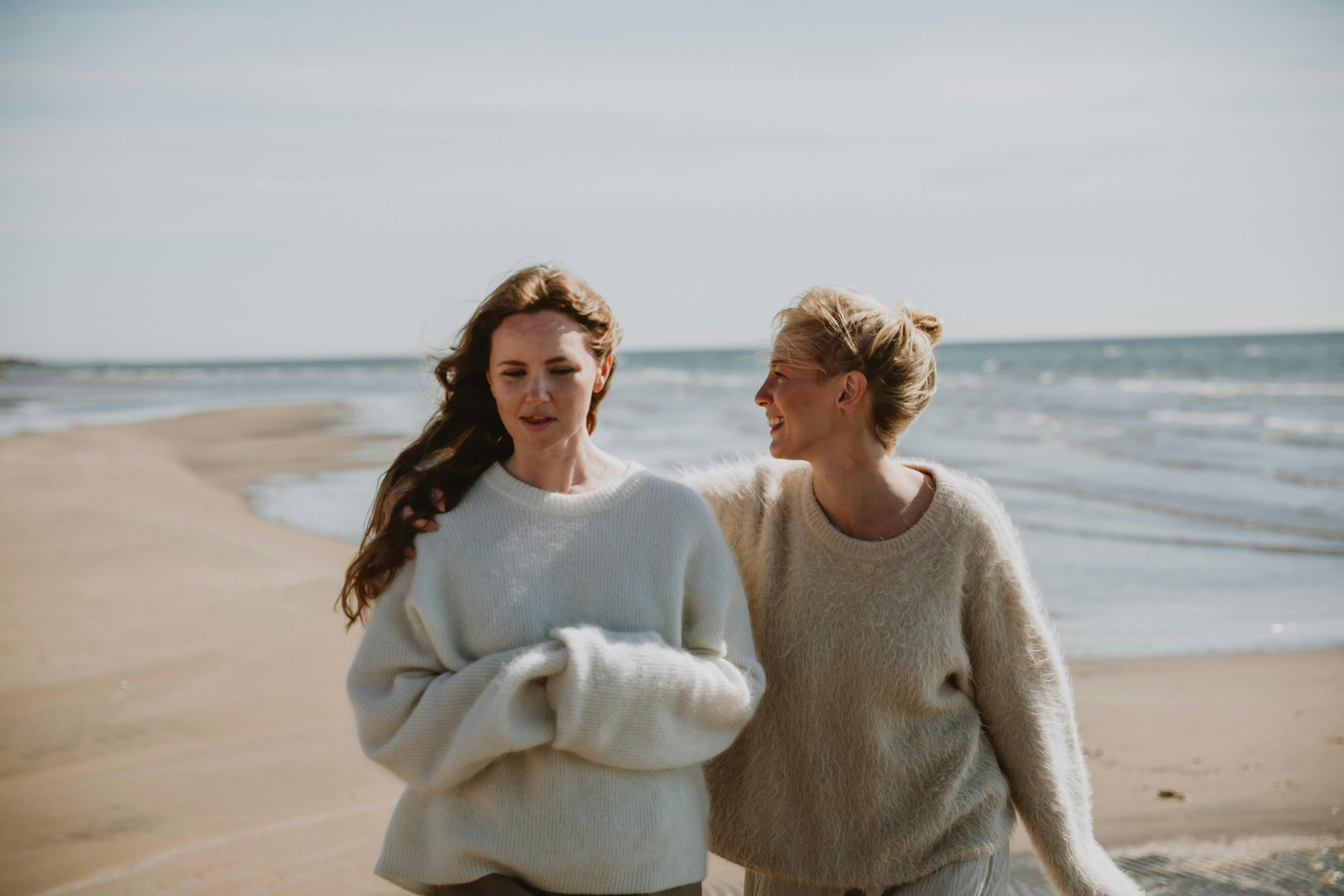 Caroline & Emily på Skrea strand i Falkenberg