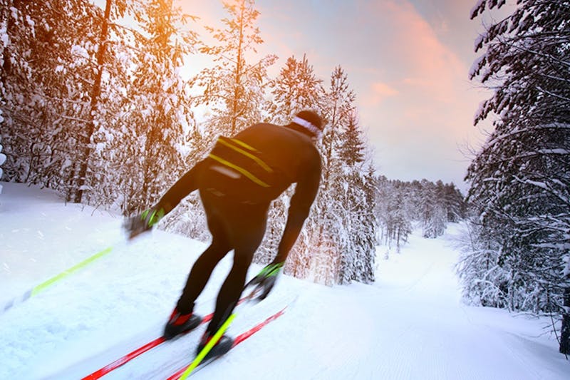 På Vallåsens skidanläggning i Halland kan du åka både längdskidor och utförsskidor.