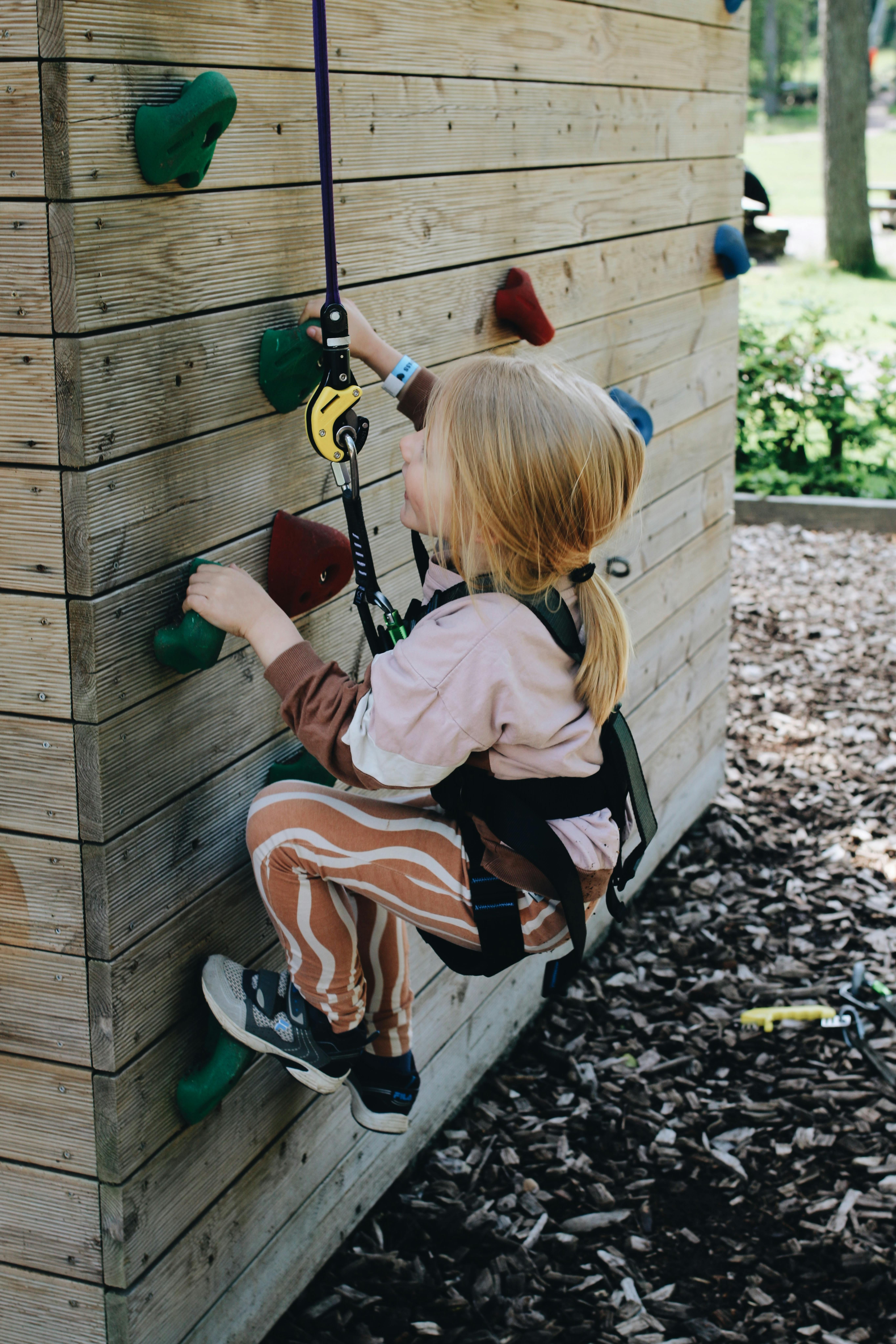 Klättring på Kungsbyggets äventyrspark i Laholm i Halland.