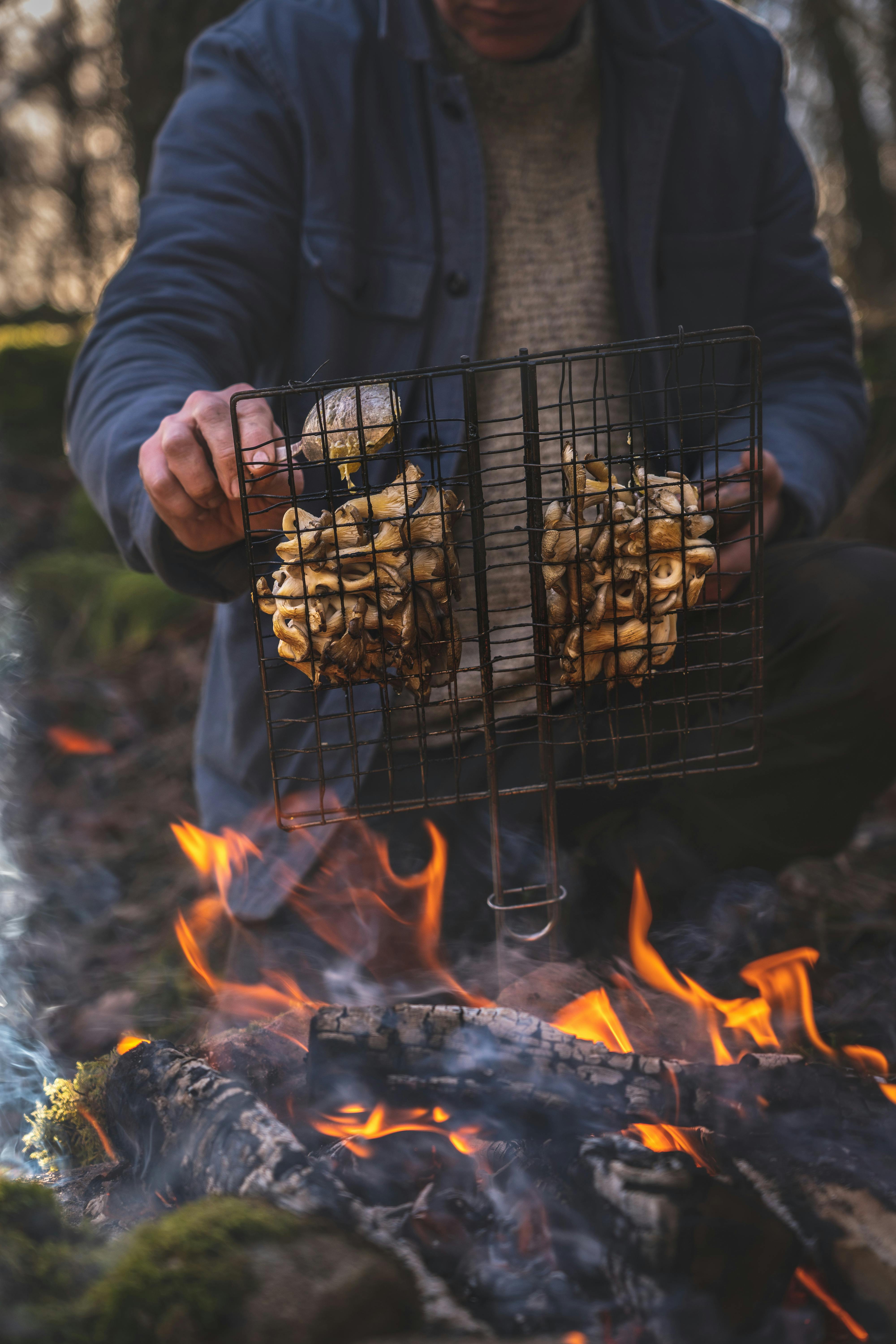 På Knystaforsen lagar man maten över öppen eld.
