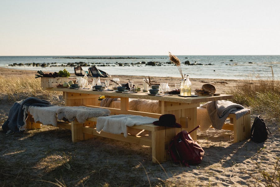 Hallands bord i kampanjen Edible country står på stranden i Ugglarp.