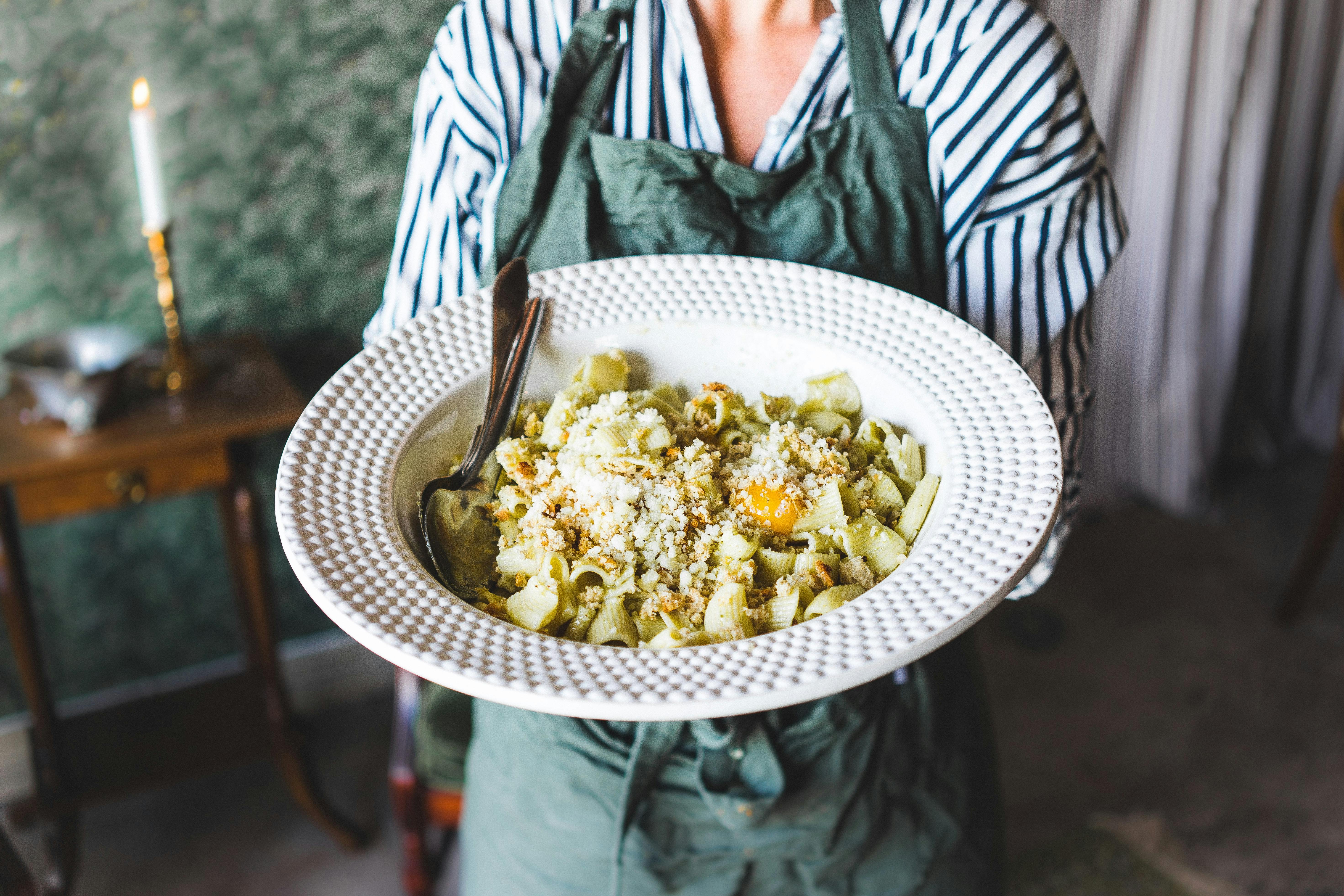 Lisa Lemke serverar hemvevad pasta på Skrea Matbruk.