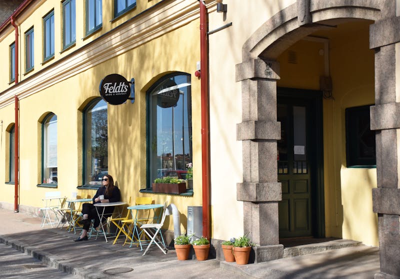 En person sitter och njuter utanför Feldts bageri