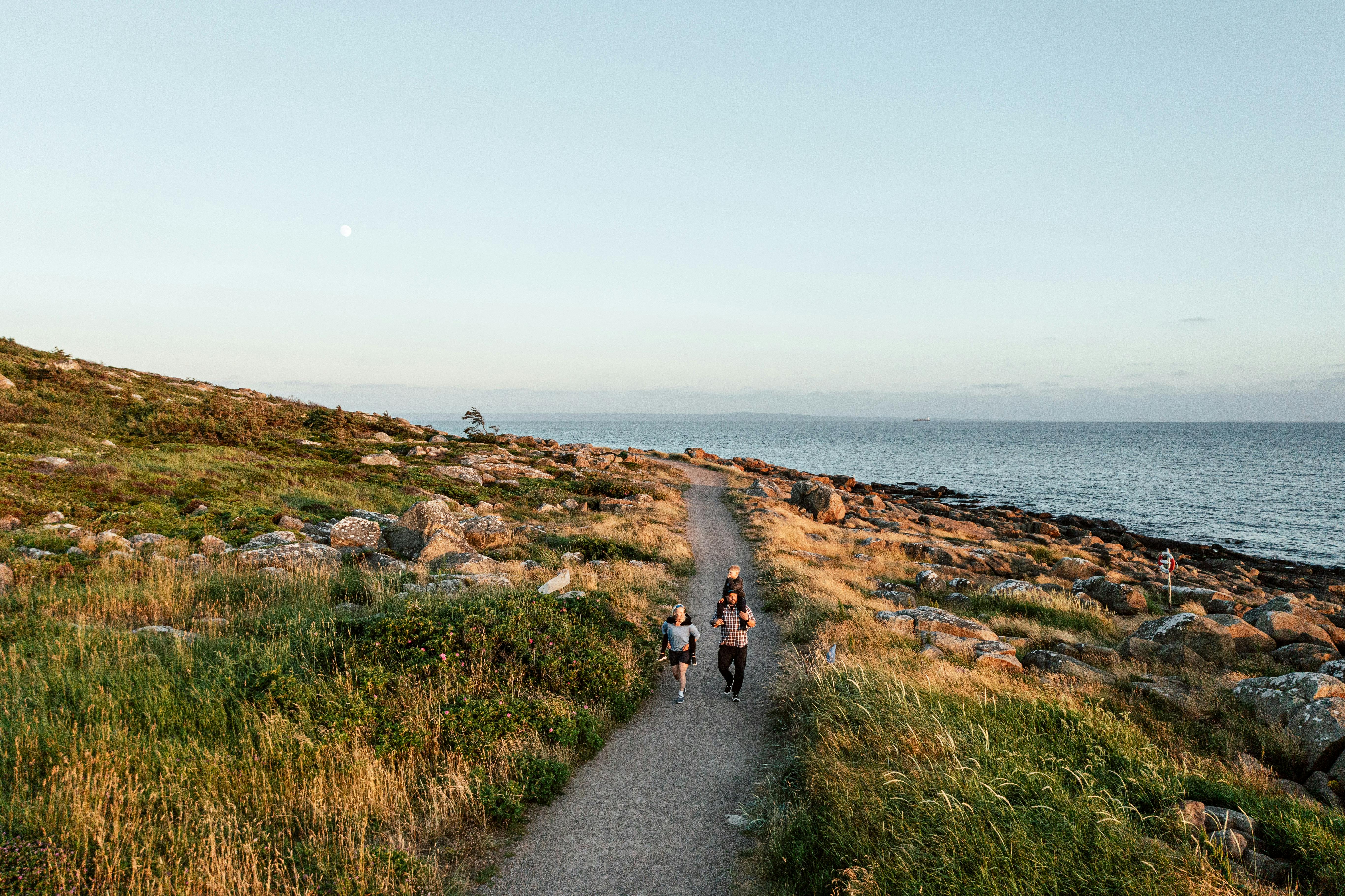 Promenera på vackra och havsnära Prins Bertils stig i Halmstad, Halland.