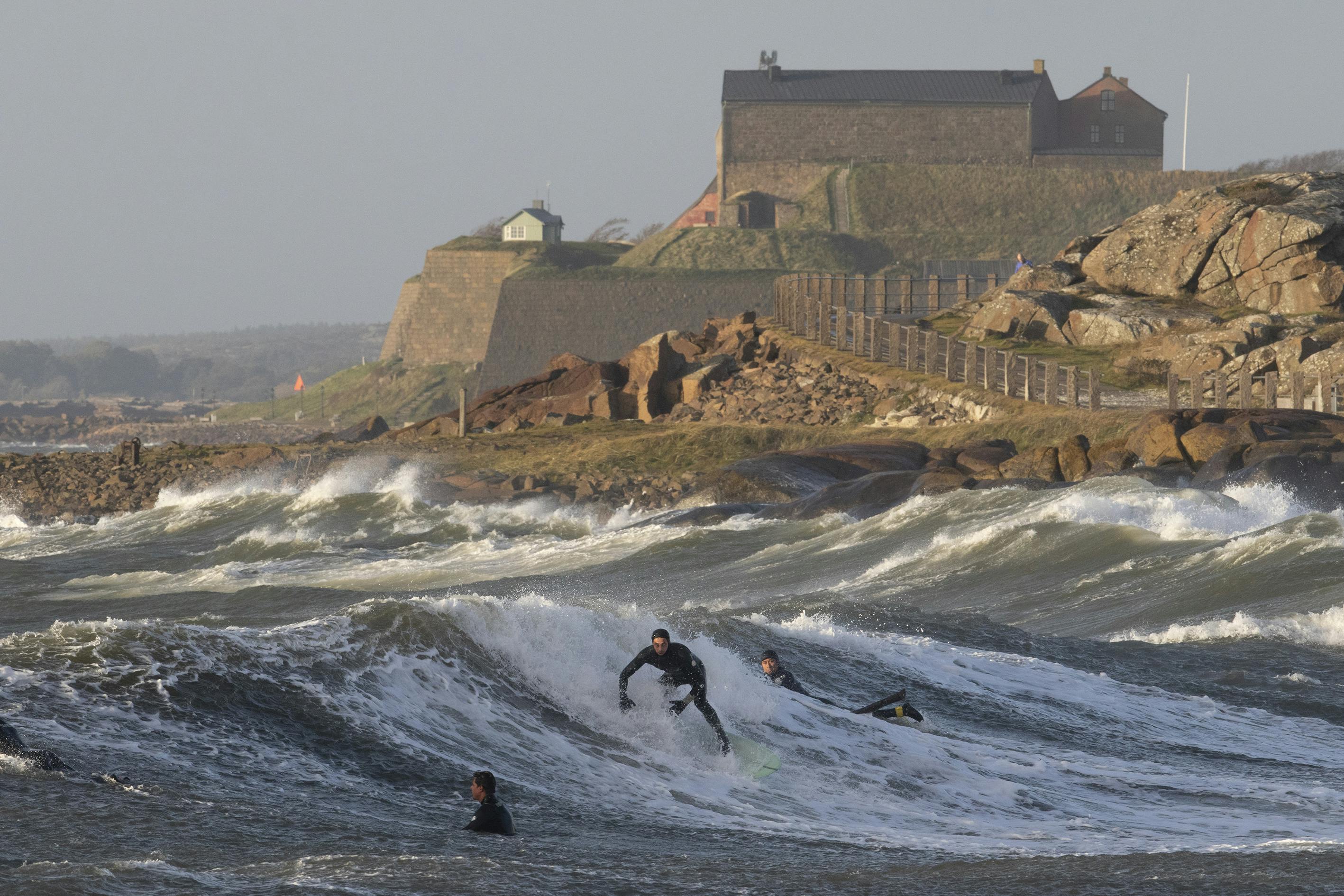Surfing in Kåsa beach in Halland, next to the Varberg Fortress, is a magnificent experience.