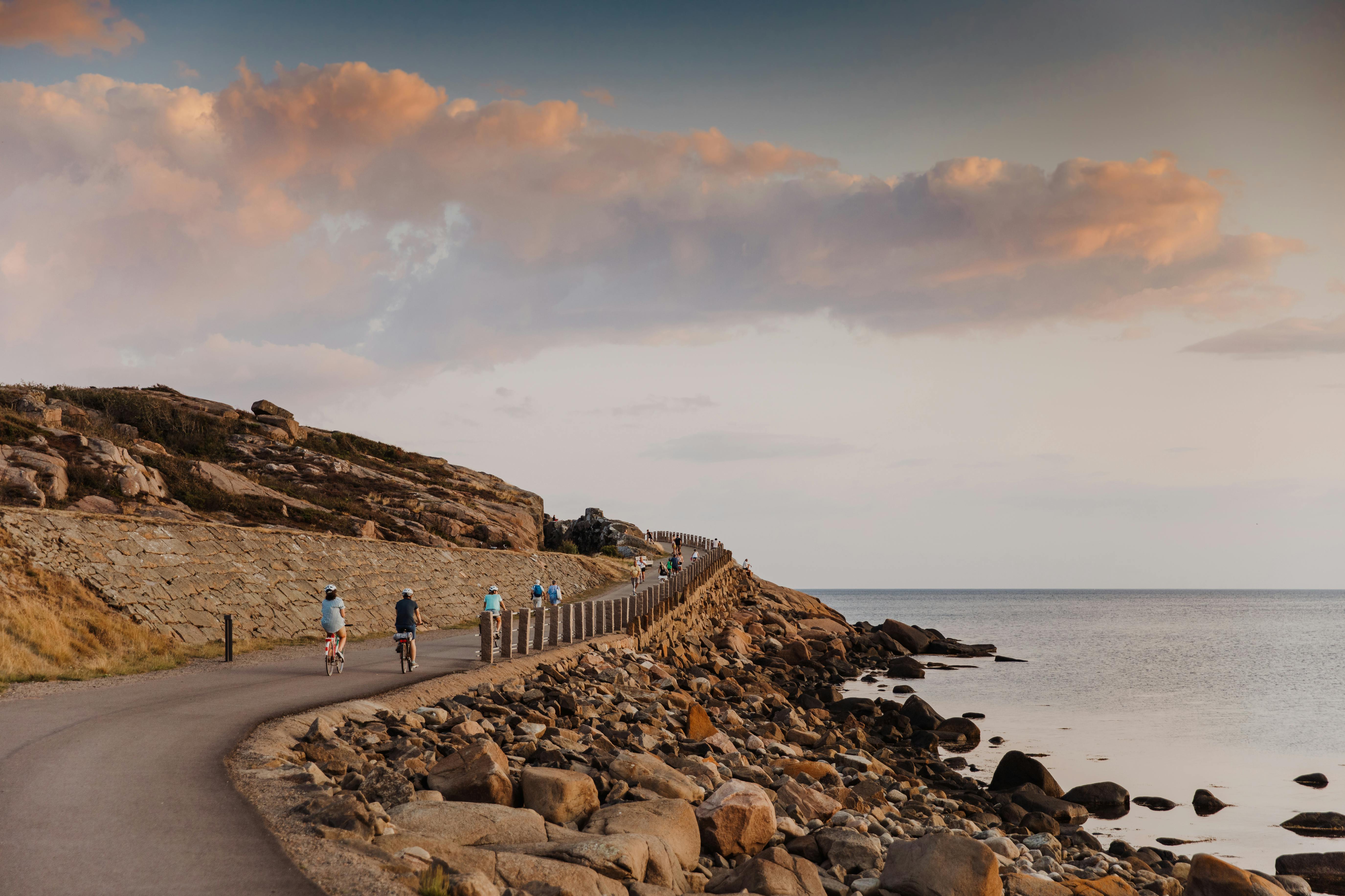 Strandpromenaden vid Varbergs fästning är populär.