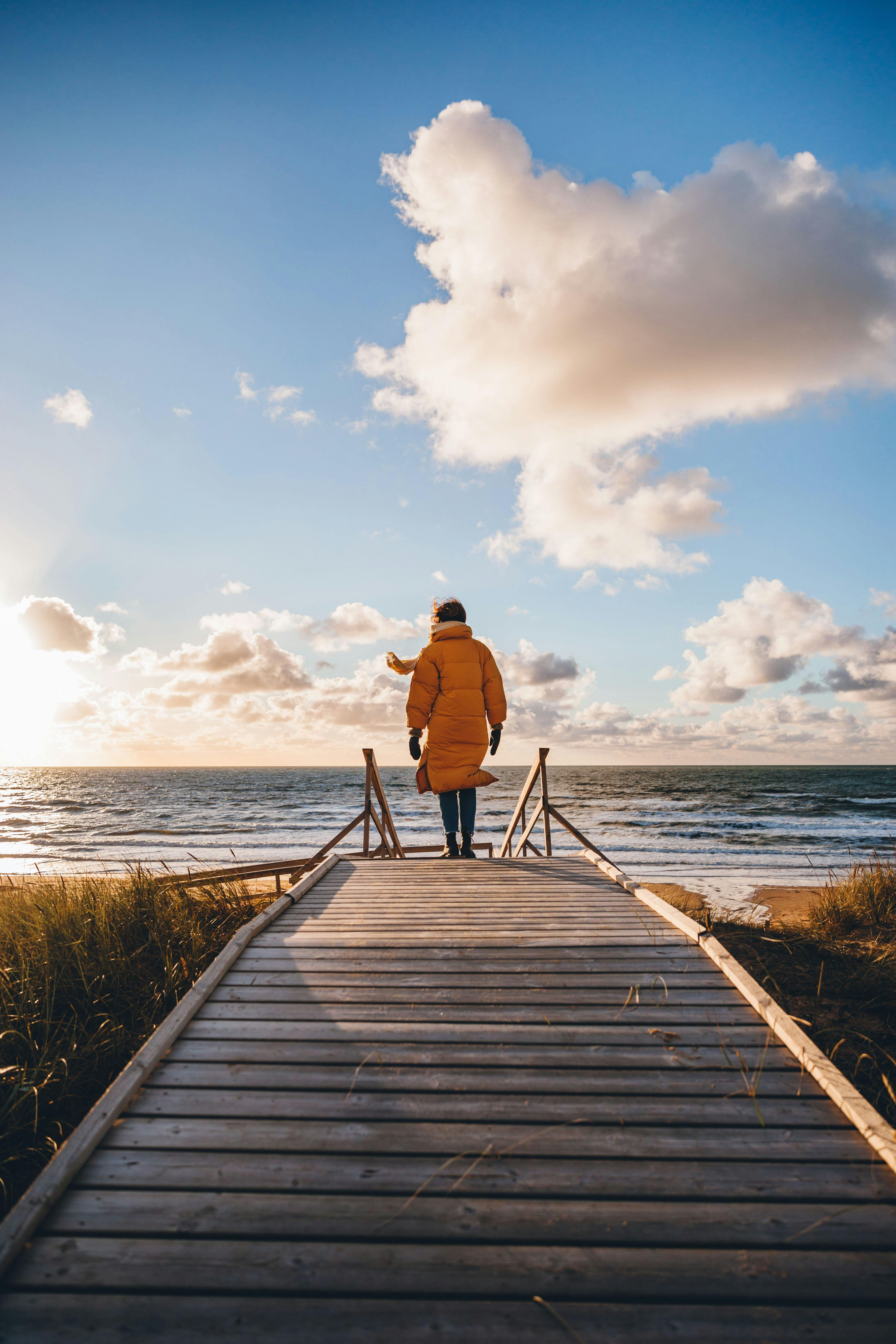 Promenera längs stranden i Halland.