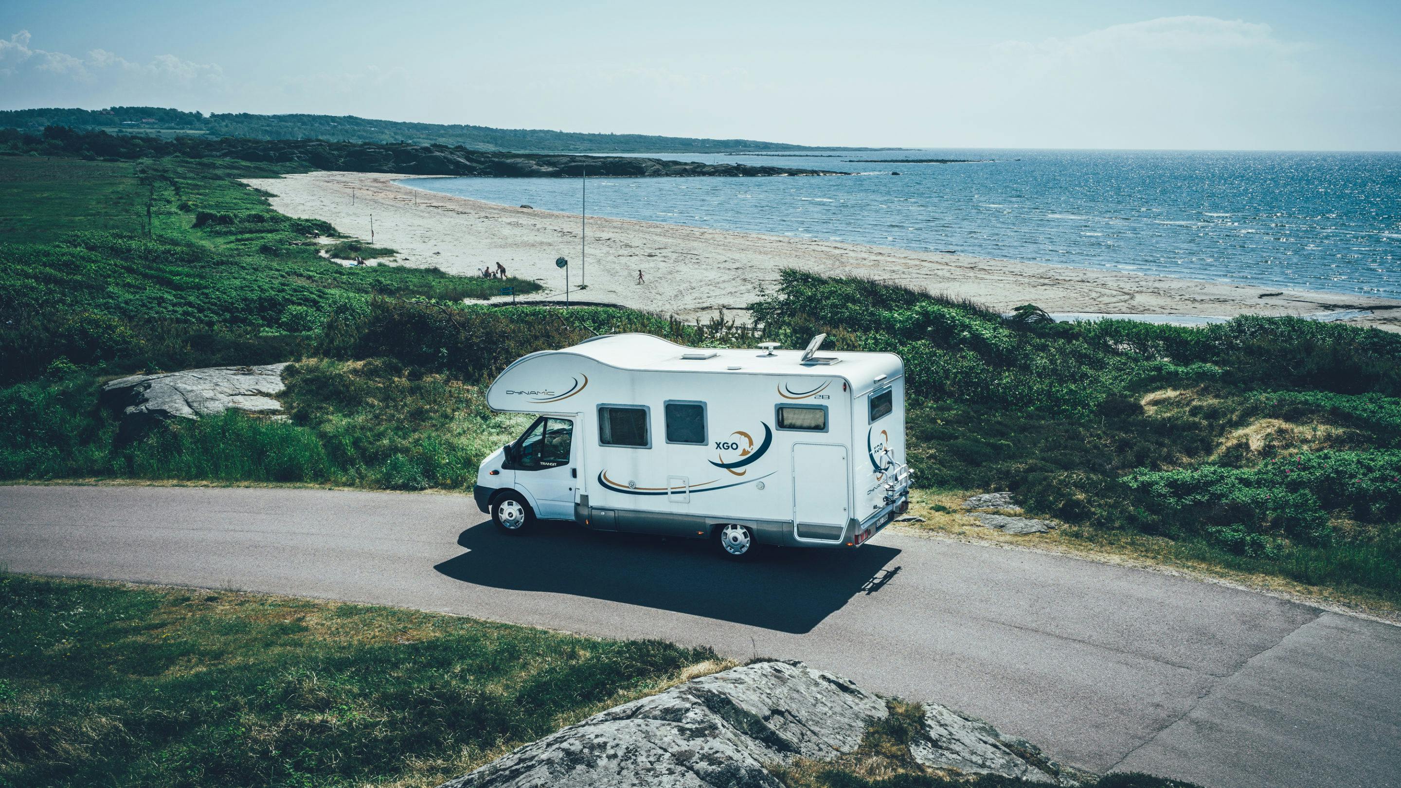 Wohnmobil fährt entlang der Küste.
