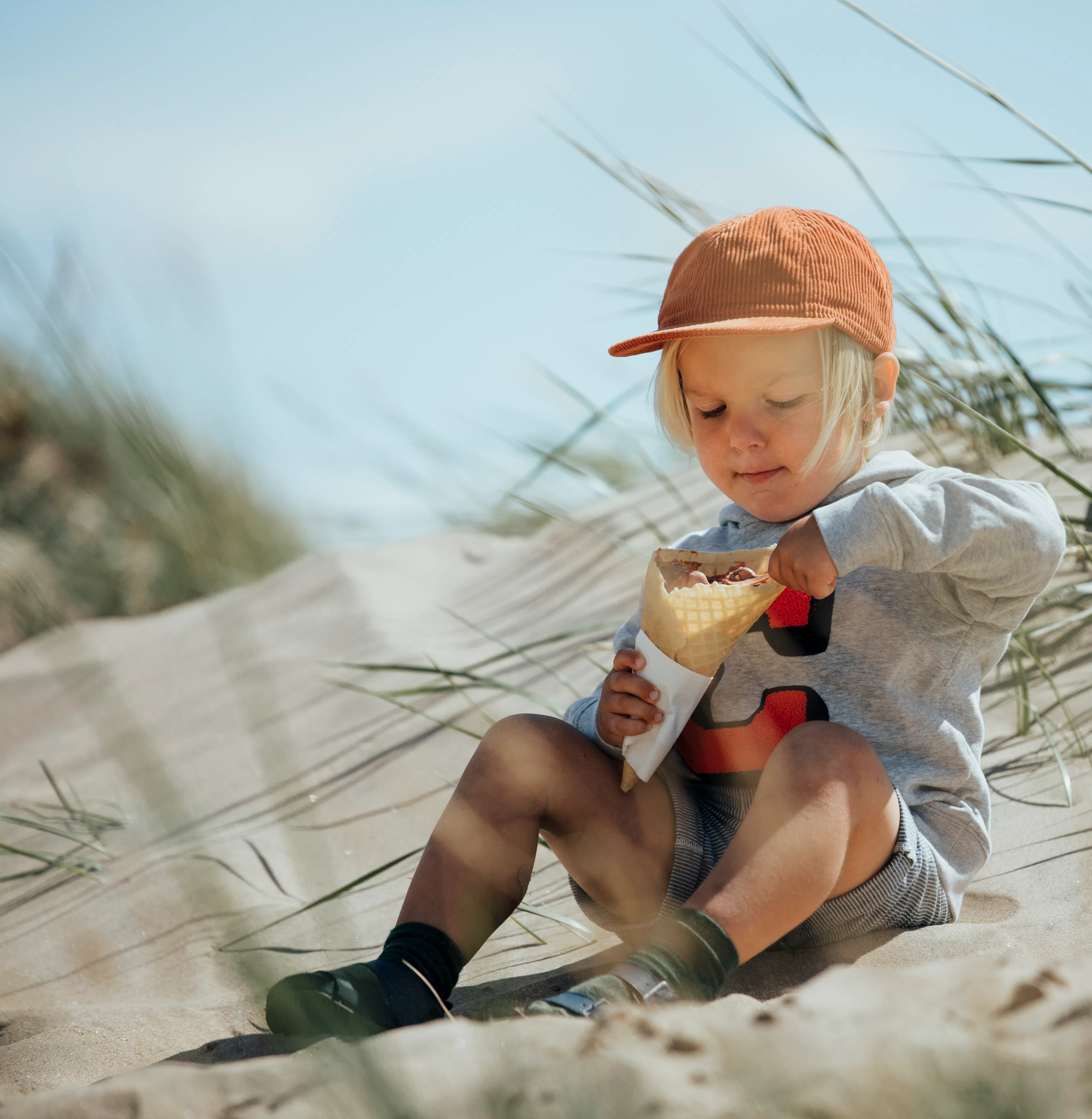 Ett barn äter glass på Skrea strand i Halland.