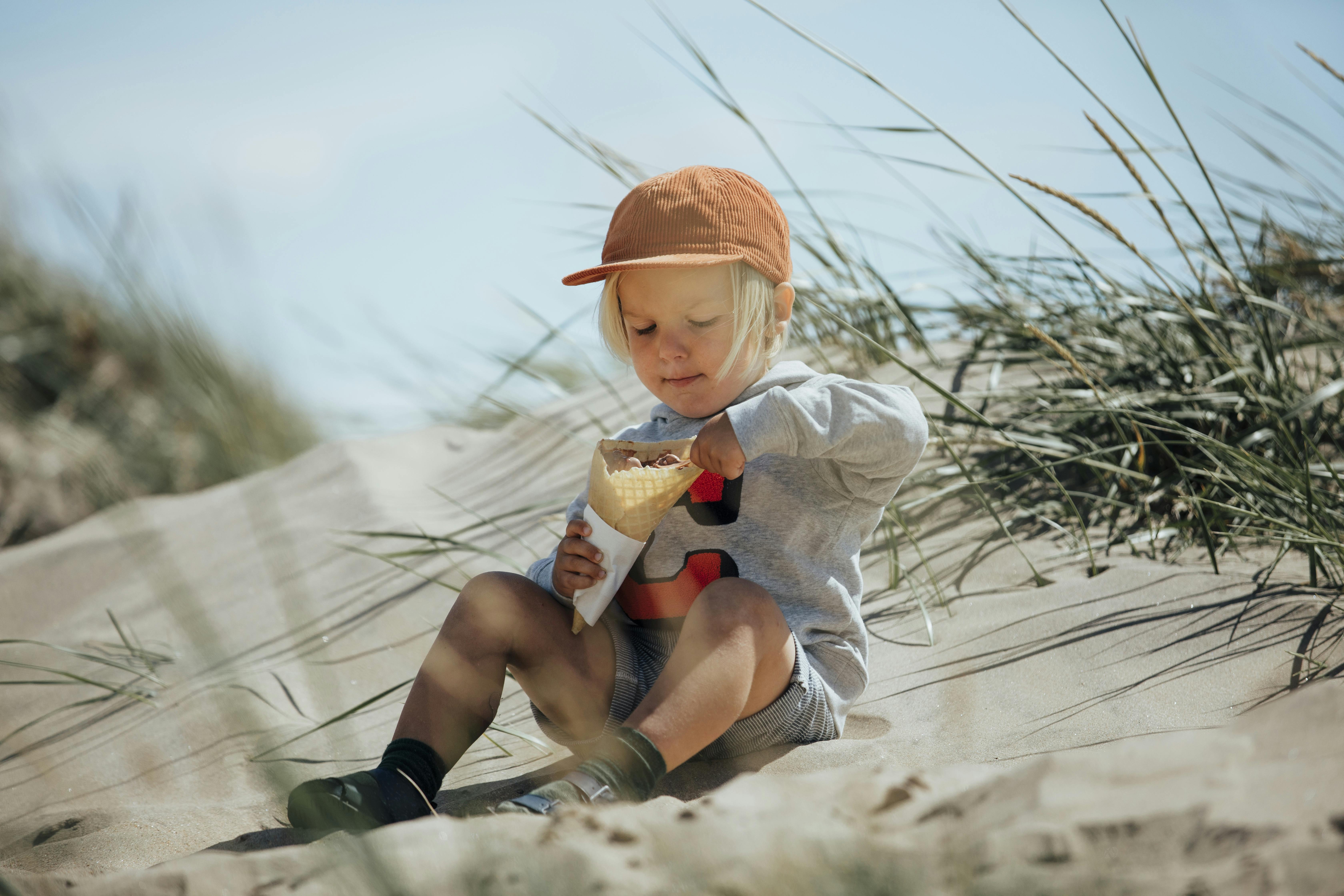 Ett barn äter glass på Skrea strand i Halland.