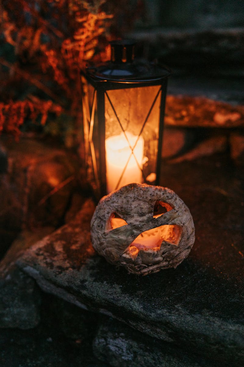 En lykta och en läskig pumpa lyser upp i mörkret Äskhults by, Halland. 