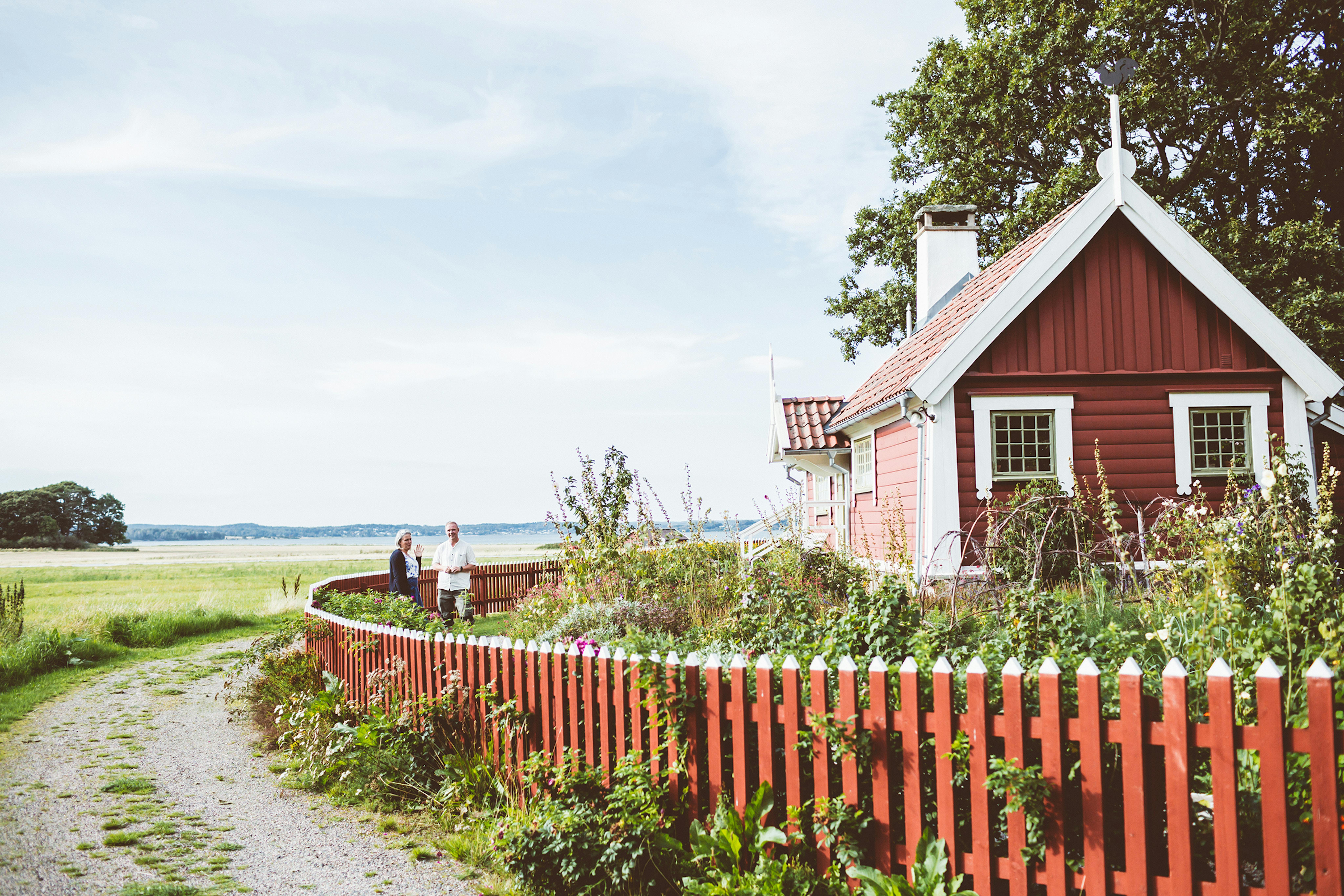 Die kleinen roten Häuser mit rotem Gartenzaun in Allmogebyn Tjolöholm