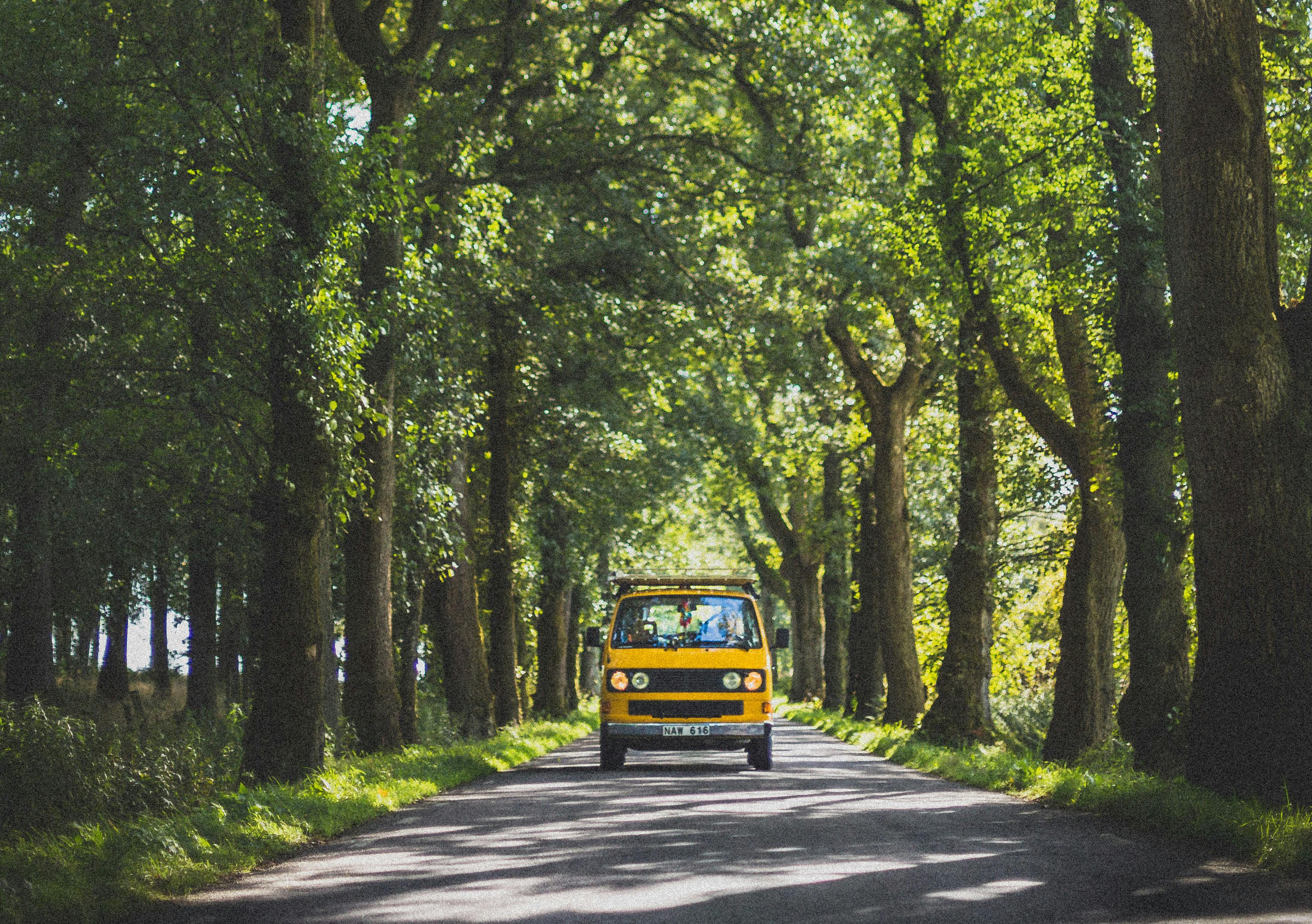 En gul folkabuss på roadtrip i Halland.