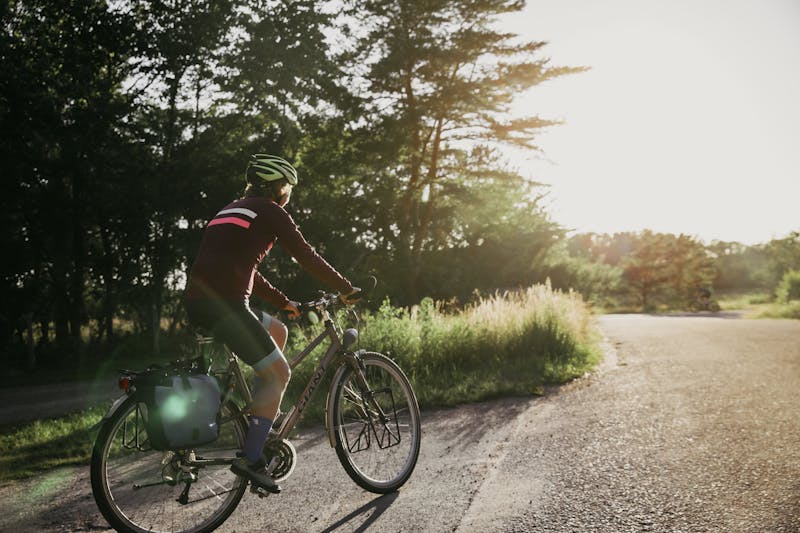 En person cyklar i solskenet i Halland