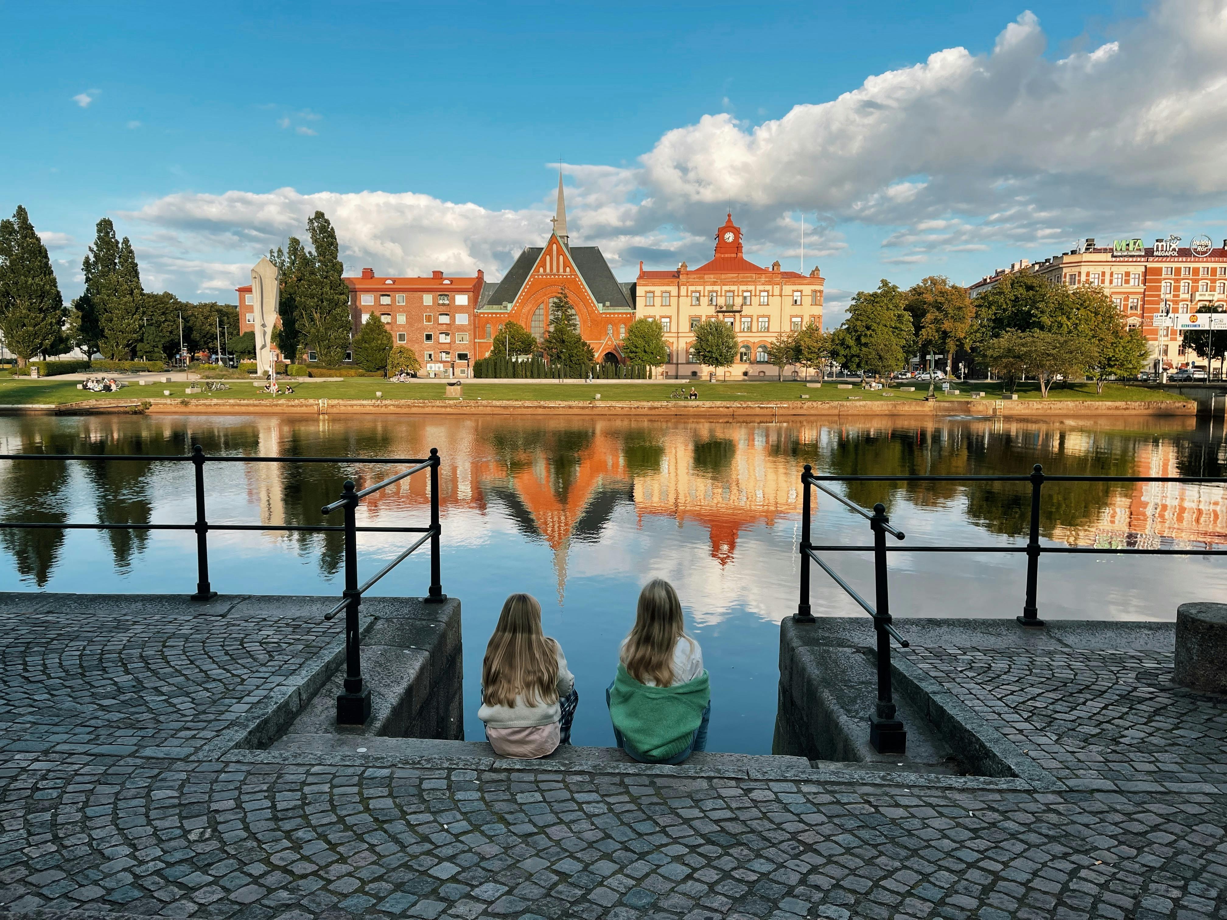 Strosa bland vackra byggnader i Halmstad, Halland