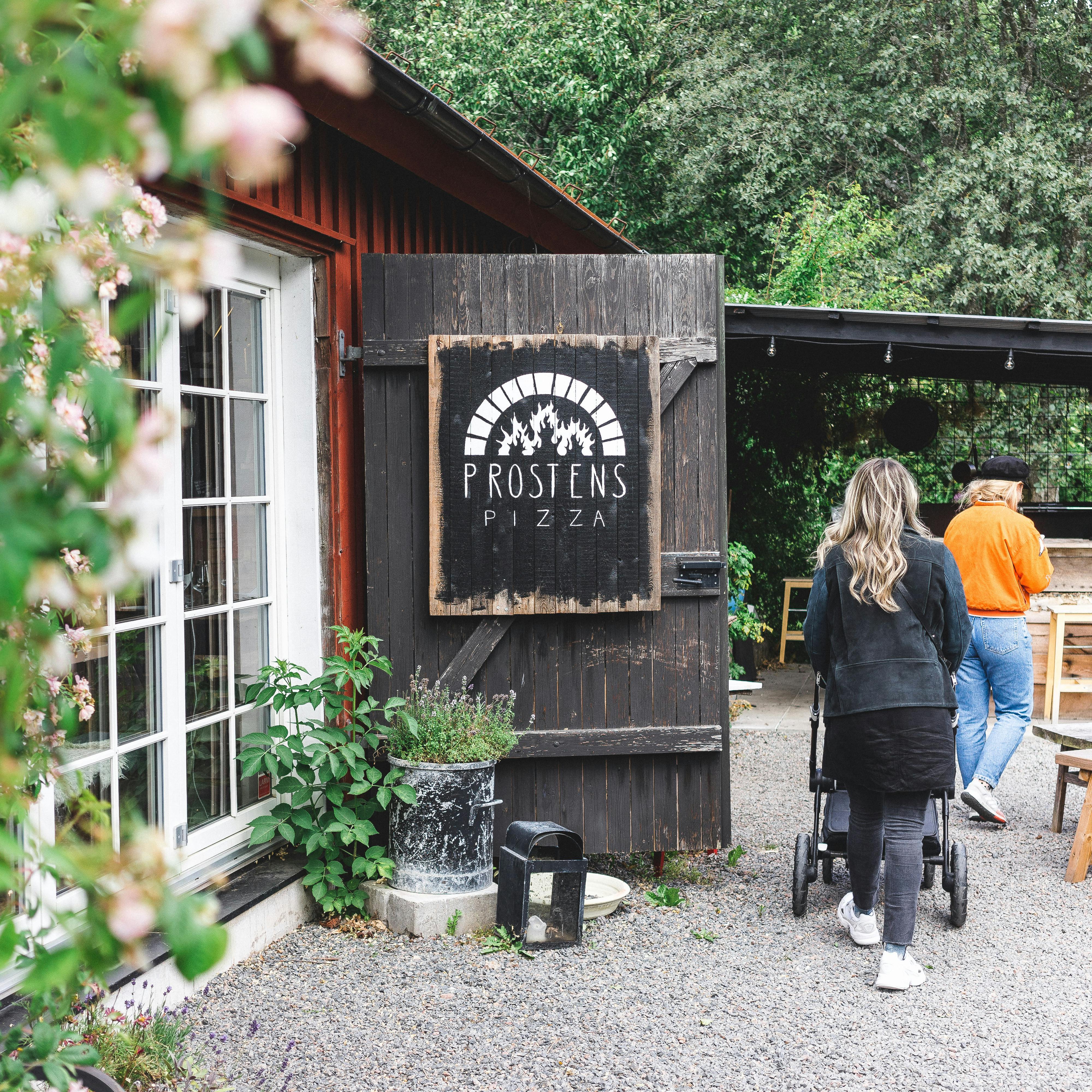 Lisa Lemke kallar Prostens pizza för sitt andra vardagsrum.