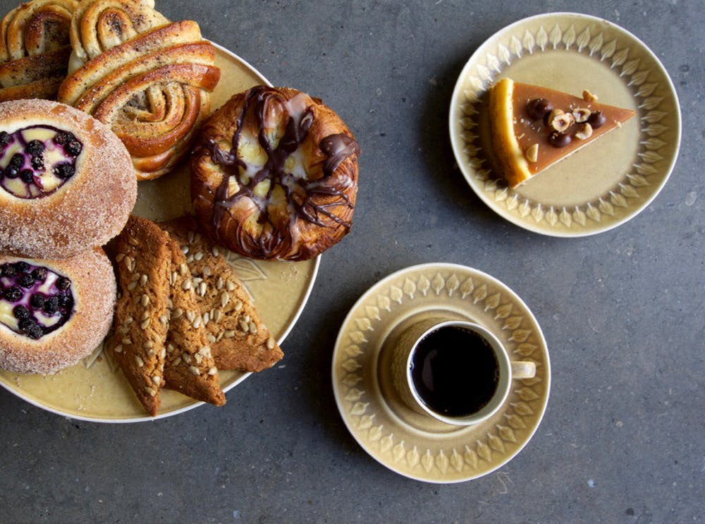 Bullar och kaffe är uppdukade på vackert porslin.