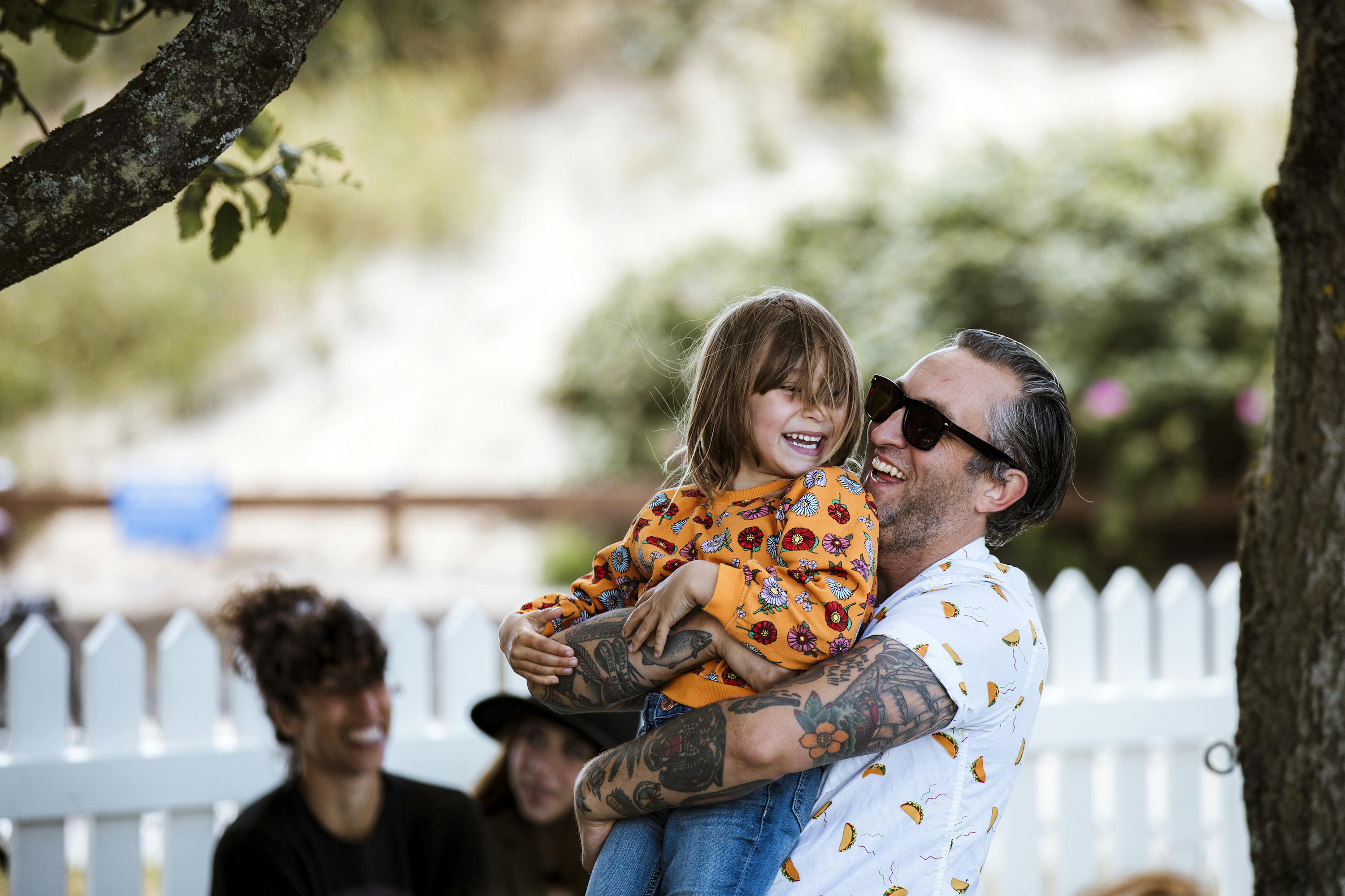 Ett barn och en pappa busar.