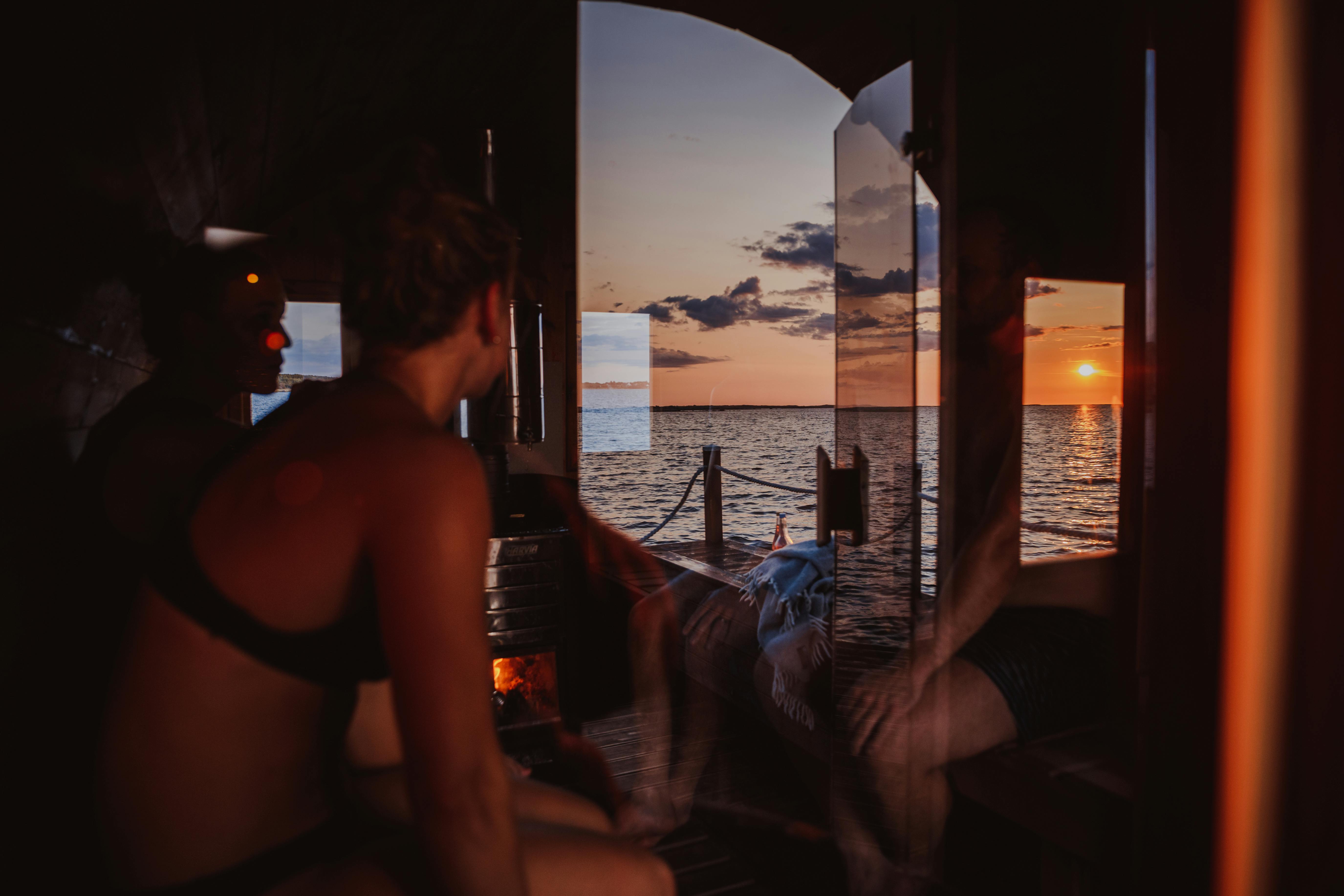 Personer som bastar med utsikt över havet vid Varbergs Kusthotell.