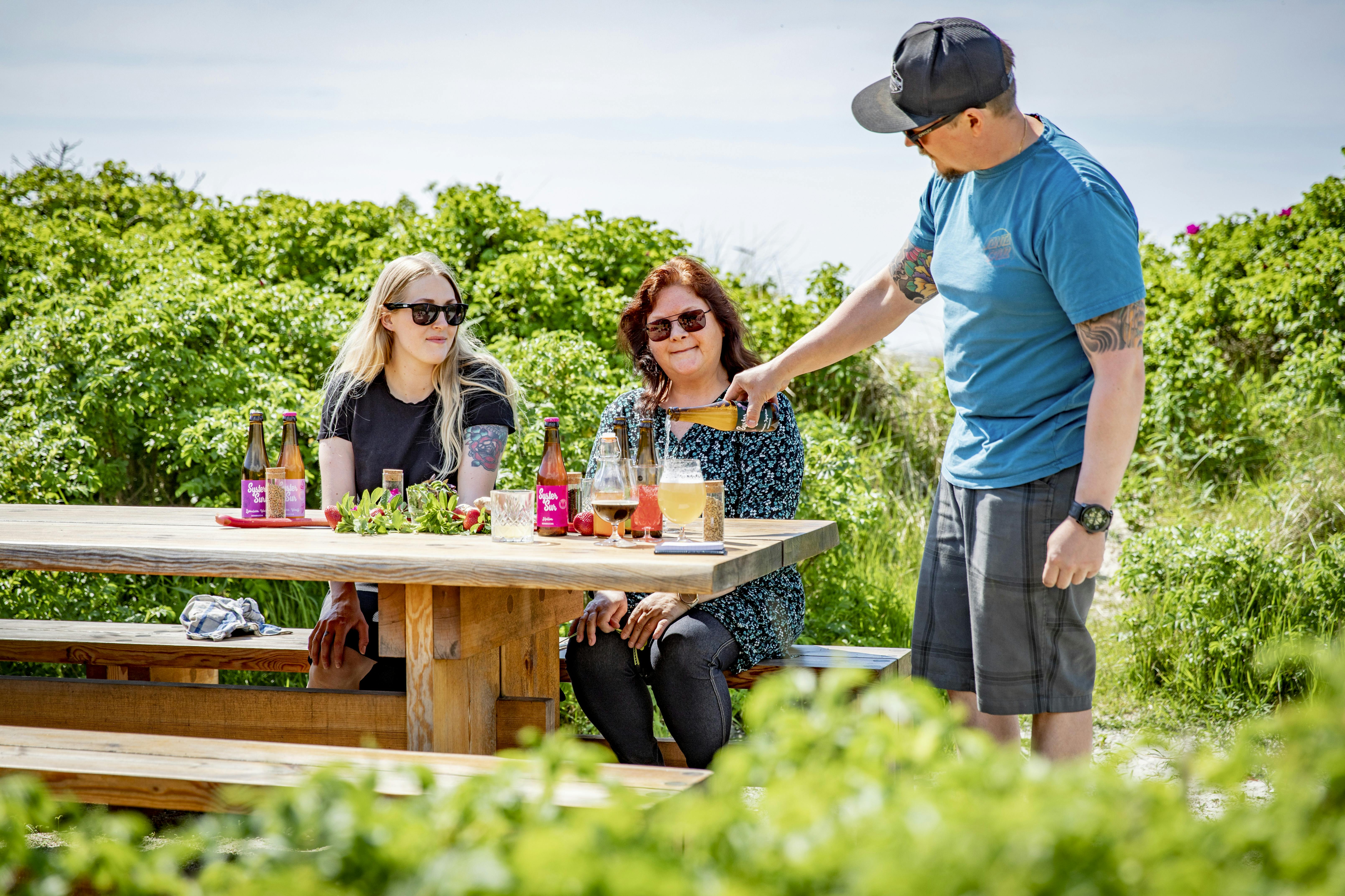 Servering av Syster sur kombucha vid Drinkable country-bordet.