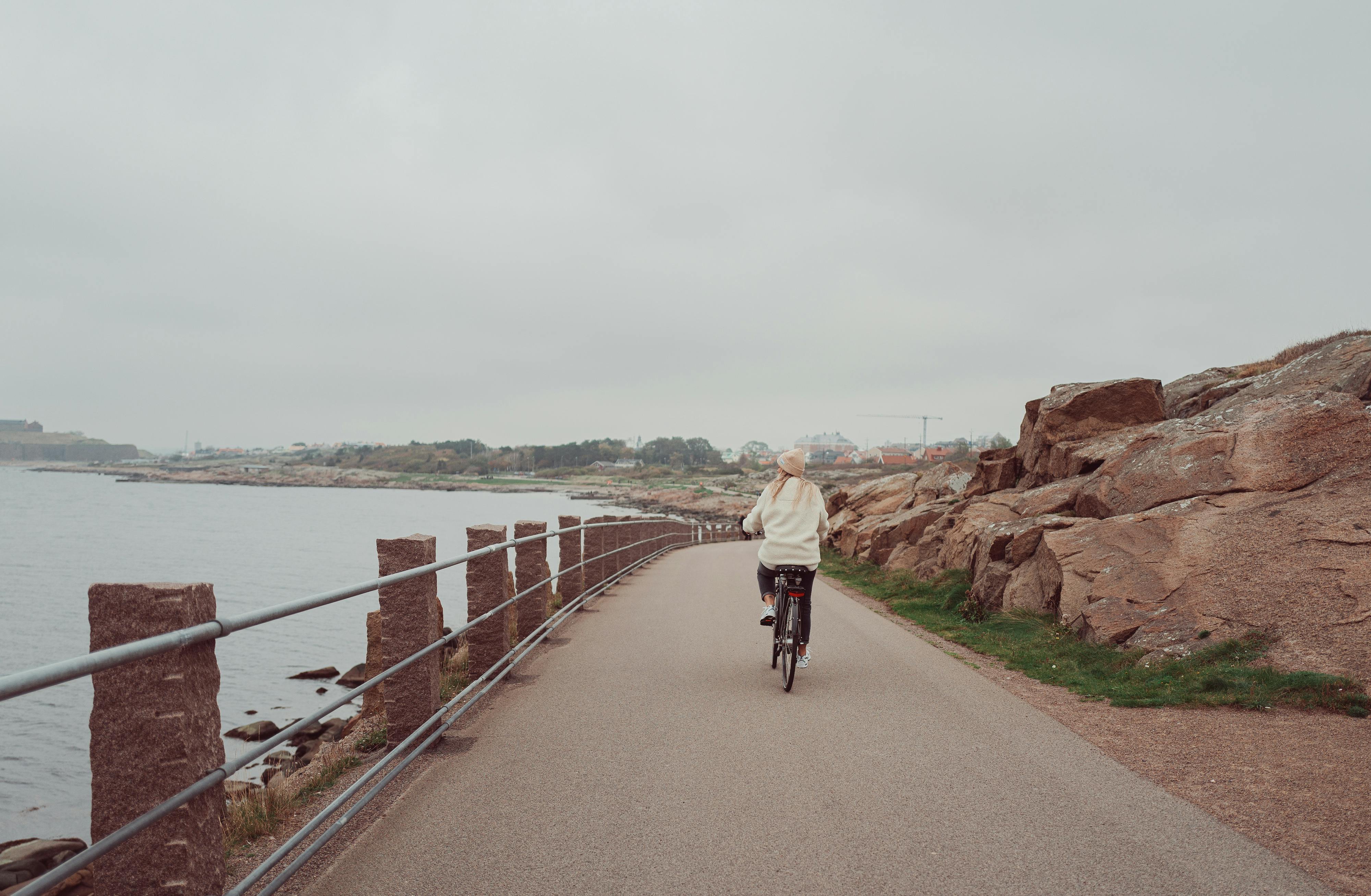 Cykla på Kattegattleden längs strandpromenaden i Varberg.