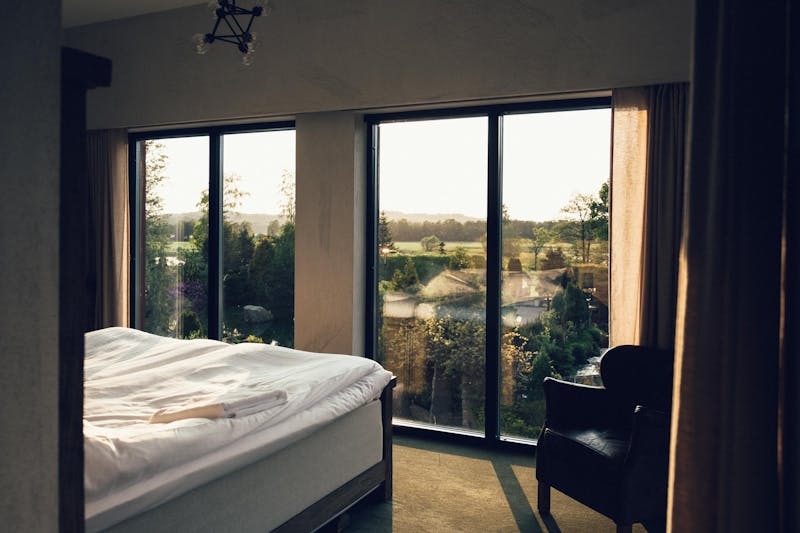 Utsikt över grönskande fält från hotellrummen på Ästad vingård.