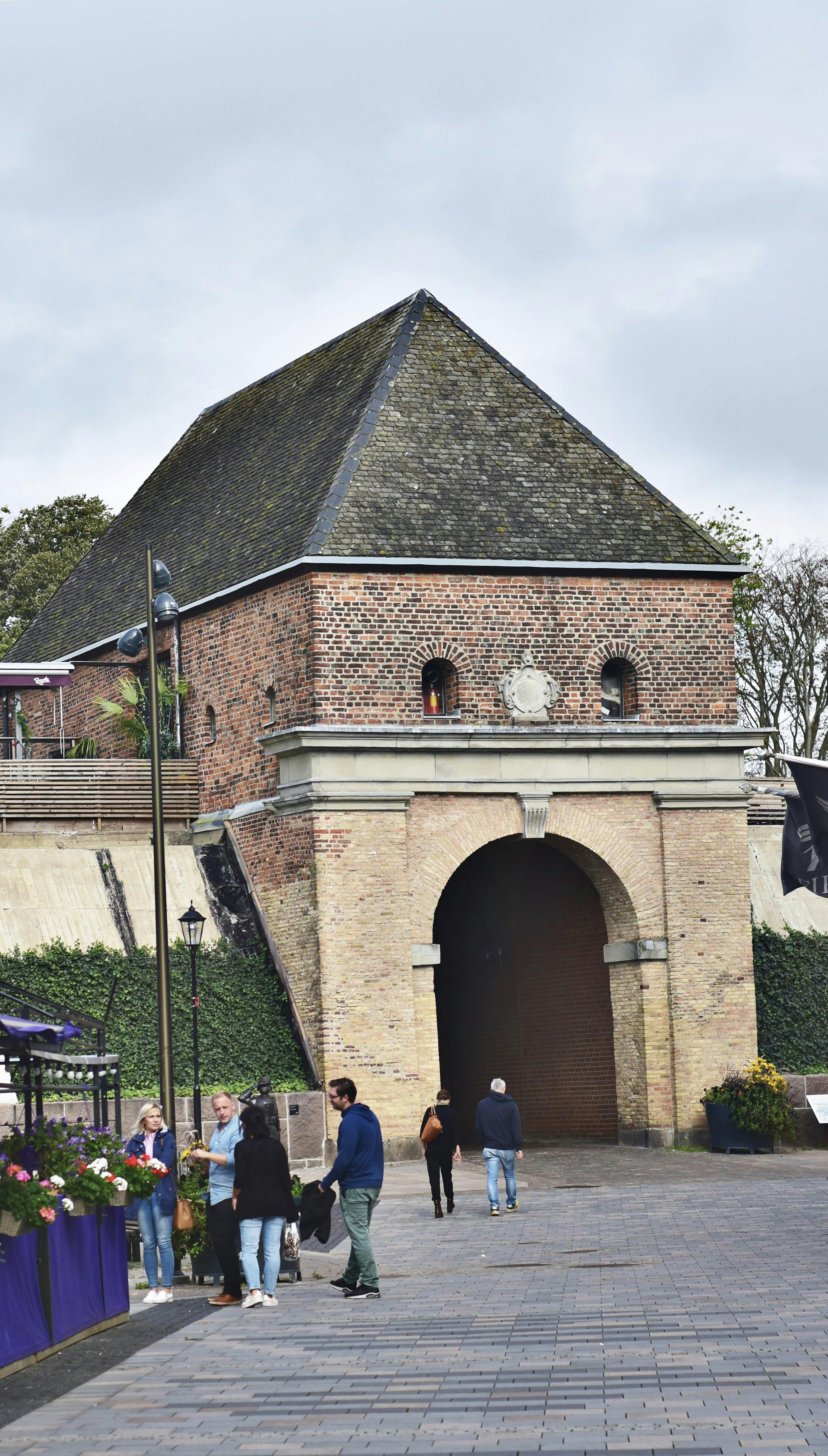 Stadsporten reser sig i slutet av gågatan.