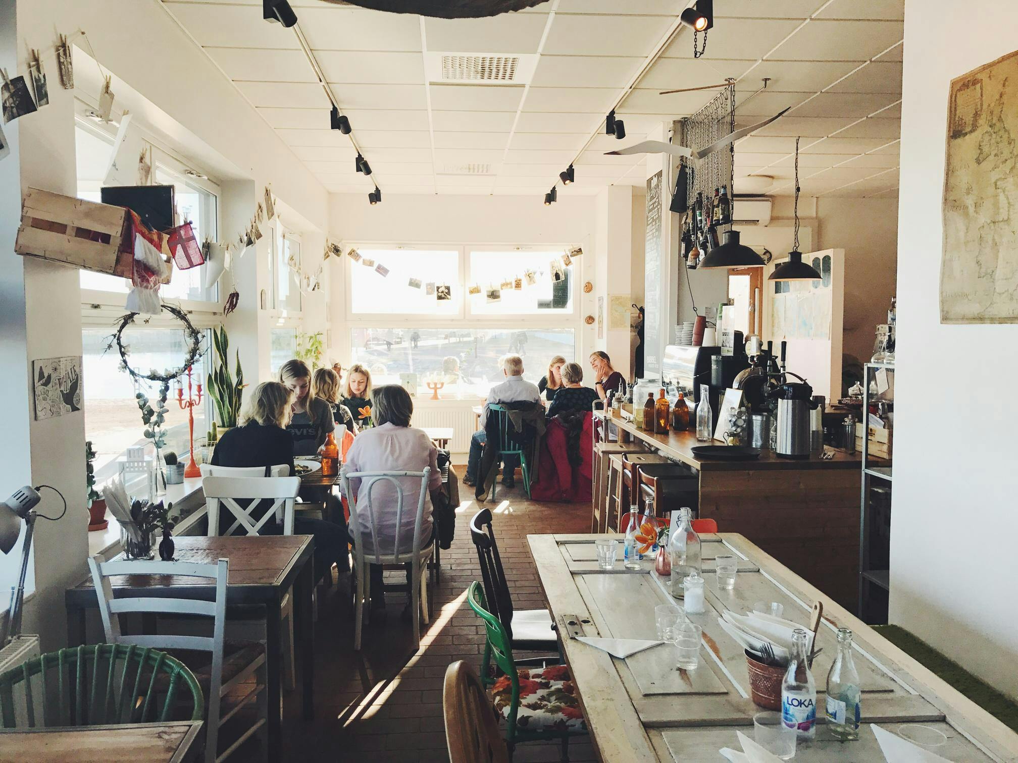 Solen lyser in genom fönstret och restaurang Söderfamiljen är fylld med människor.