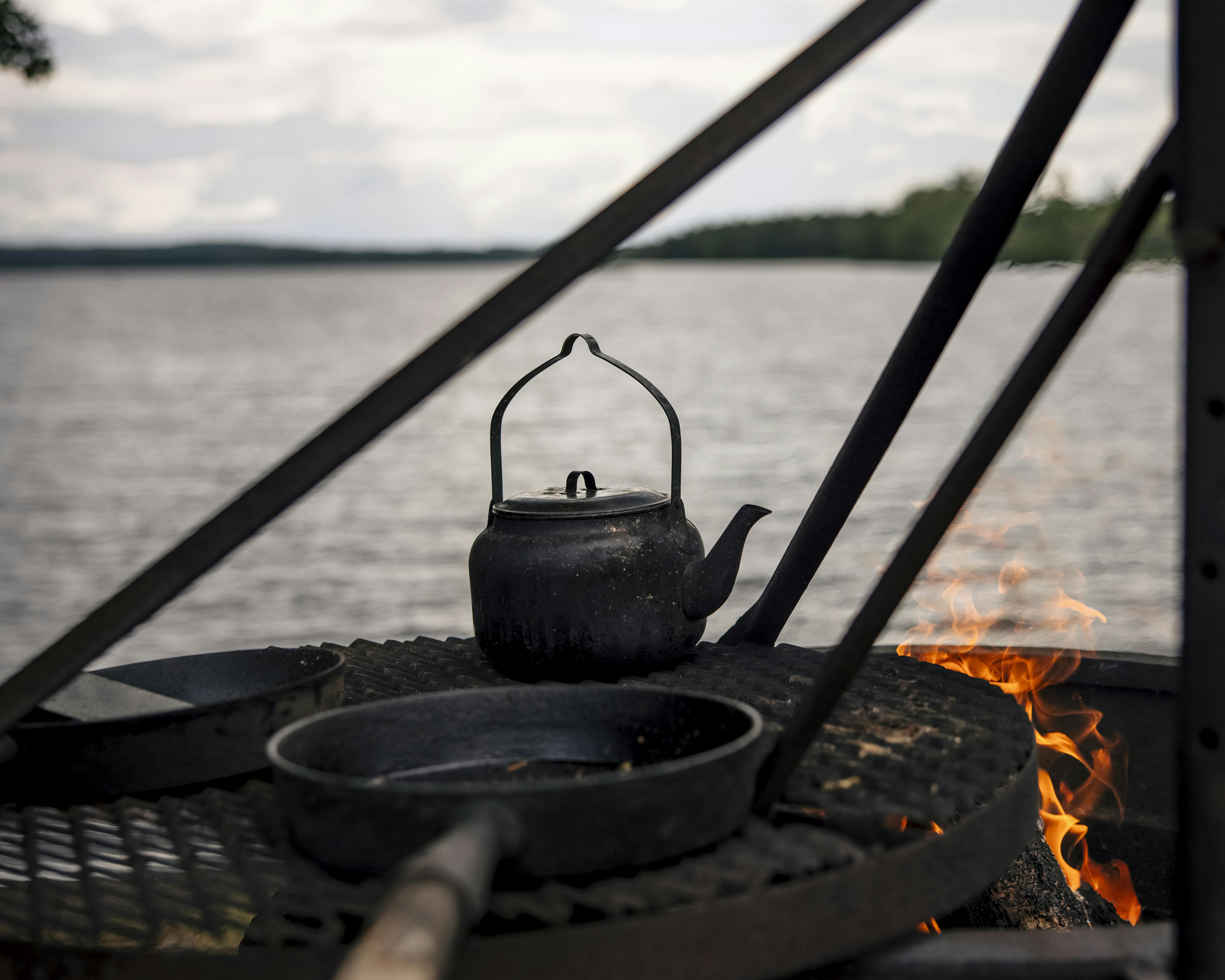 Teekochen überm Lagerfeuer am See.