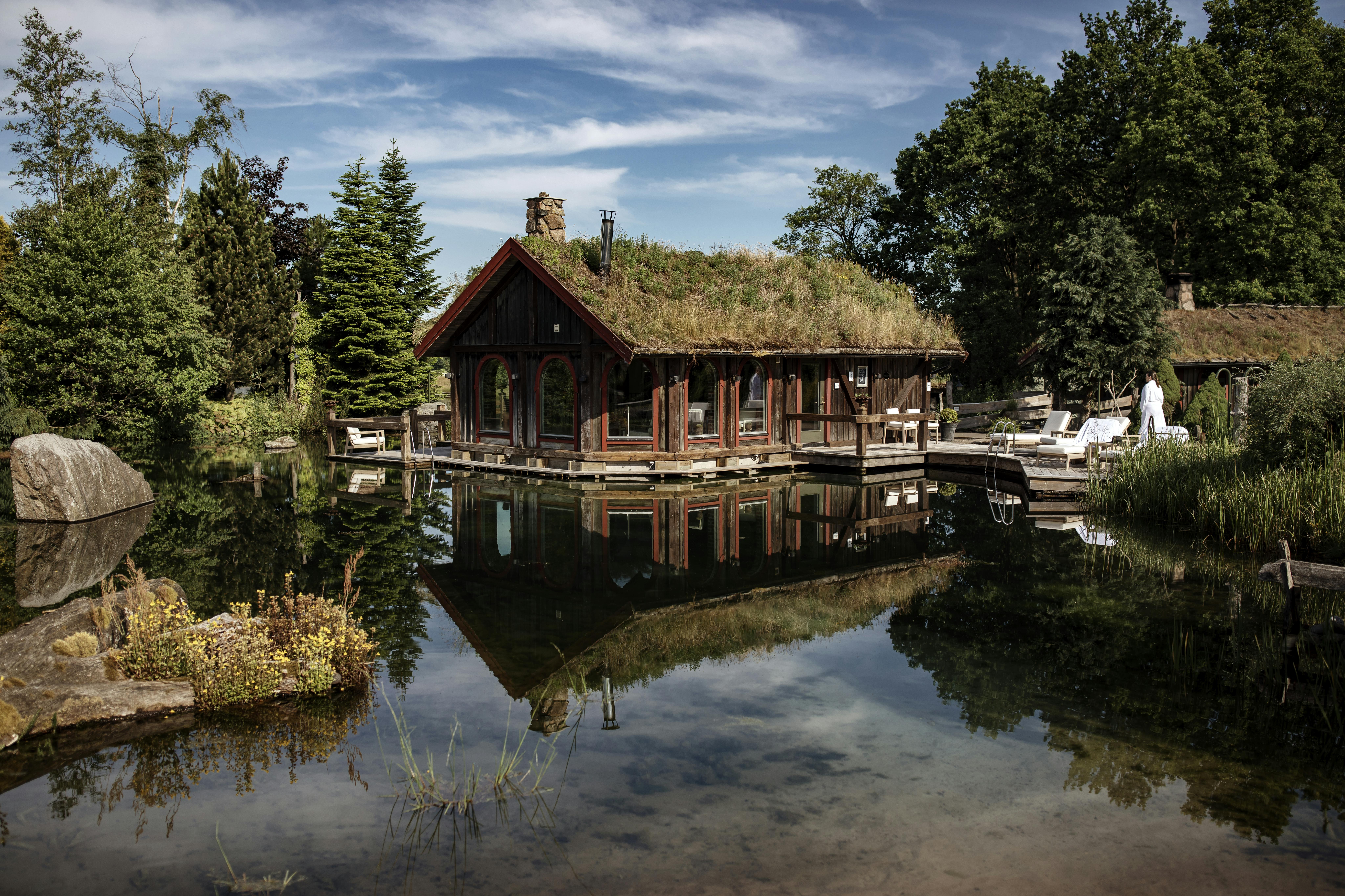 Kleiner See und Sauna auf dem Gelände des Ästad Weinguts