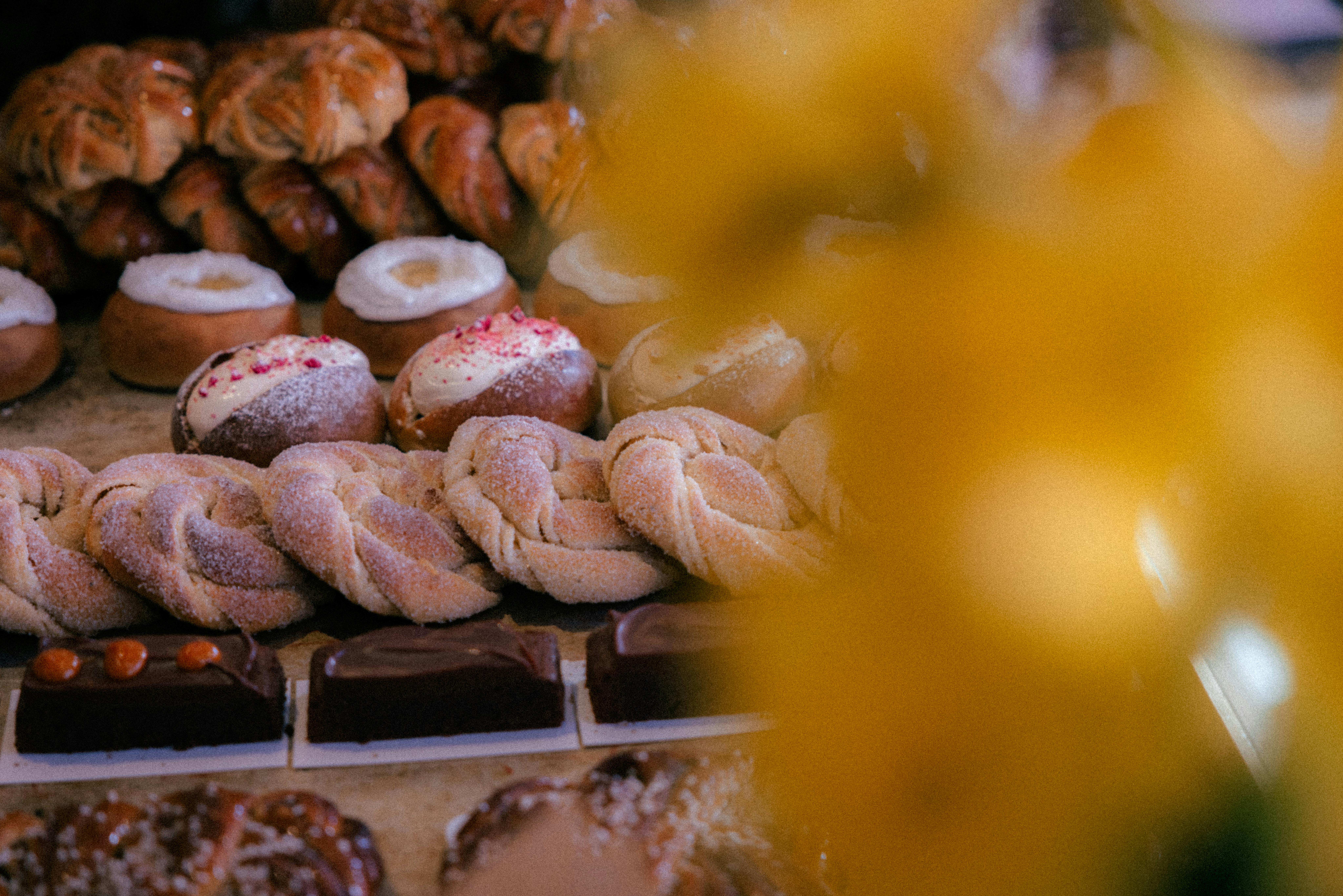 Auslage mit Gebäck beim Bäcker
