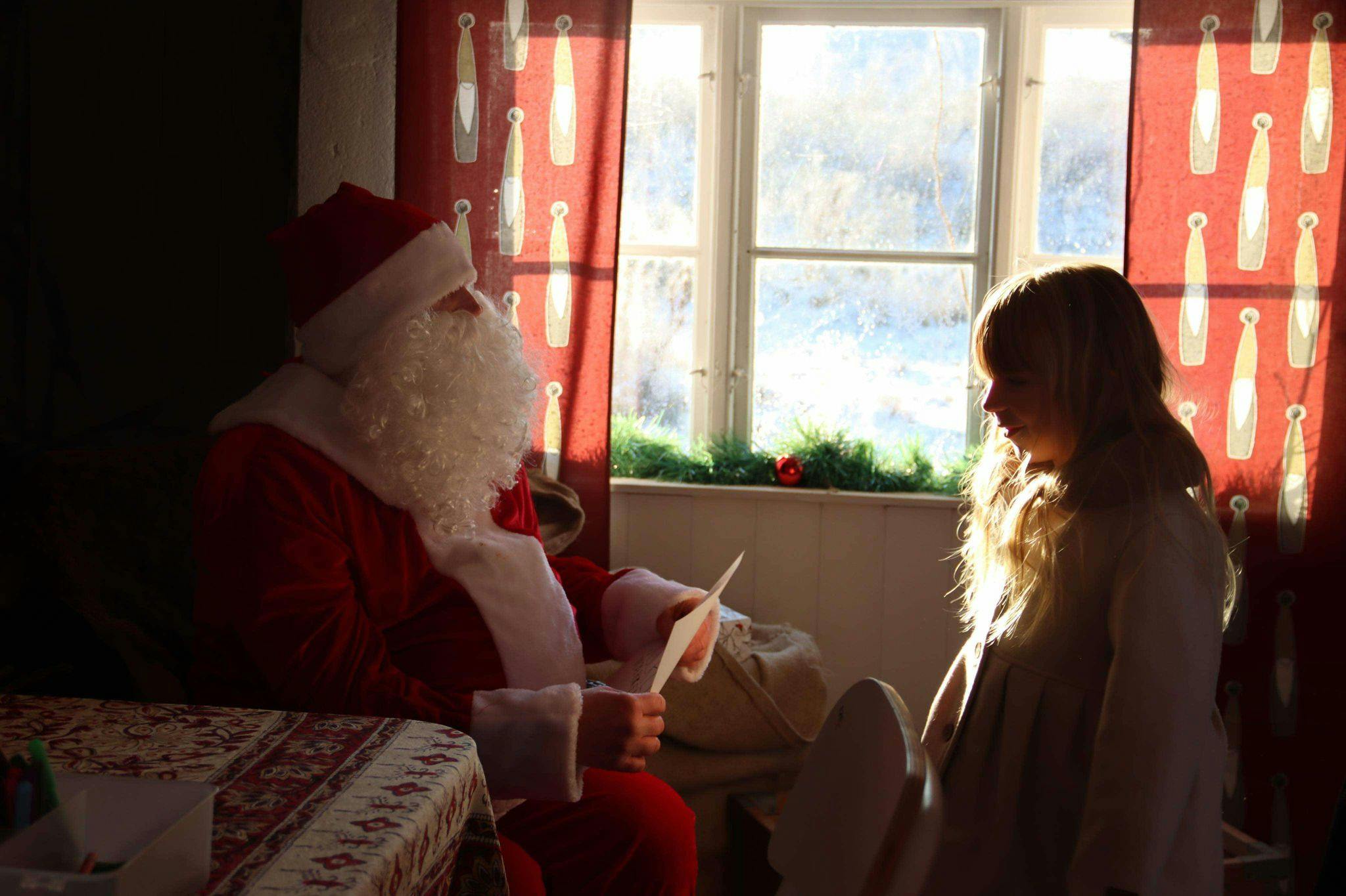 Flicka träffar tomten.