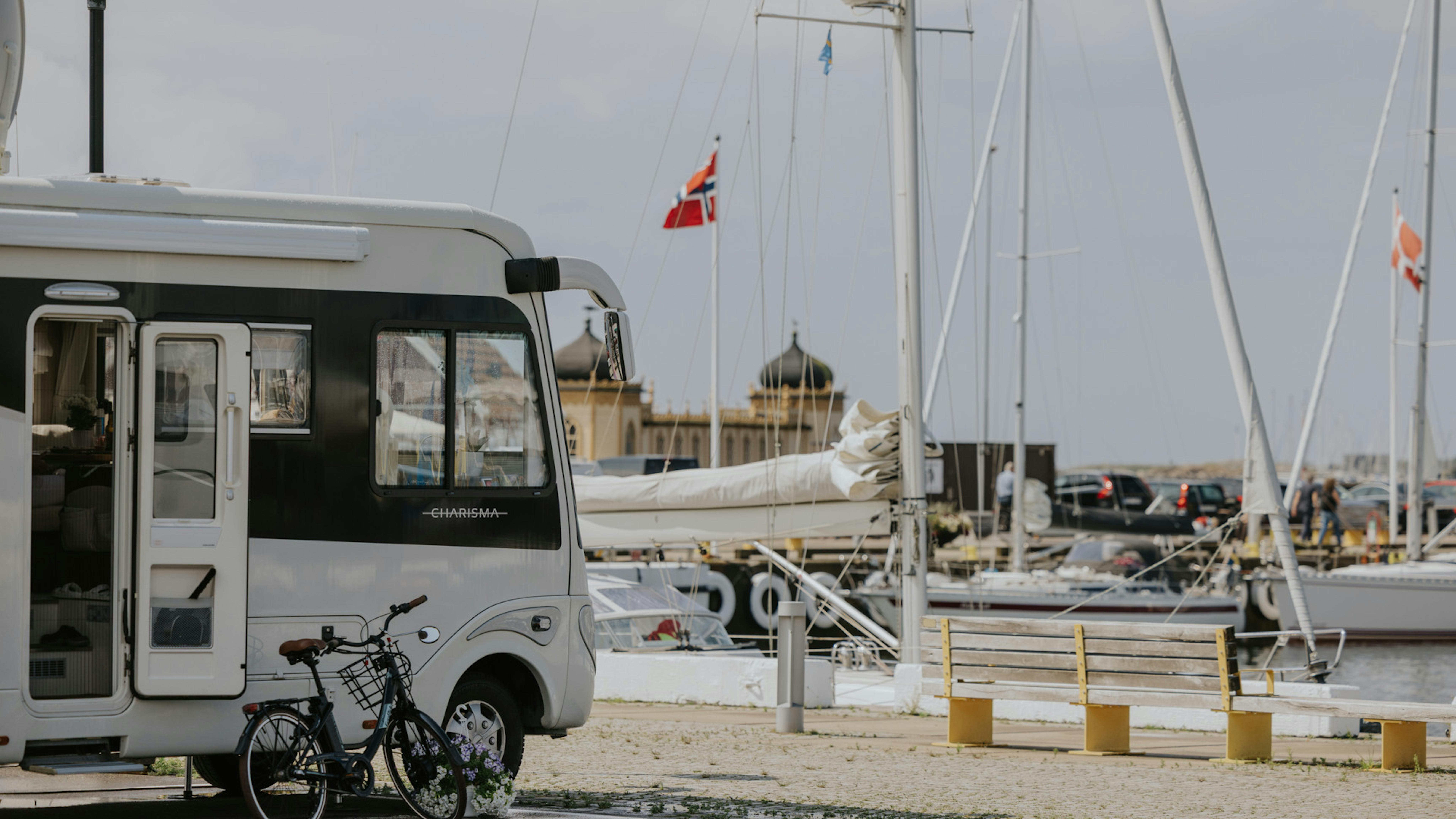 Husbil parkerad i Varbergs hamn.