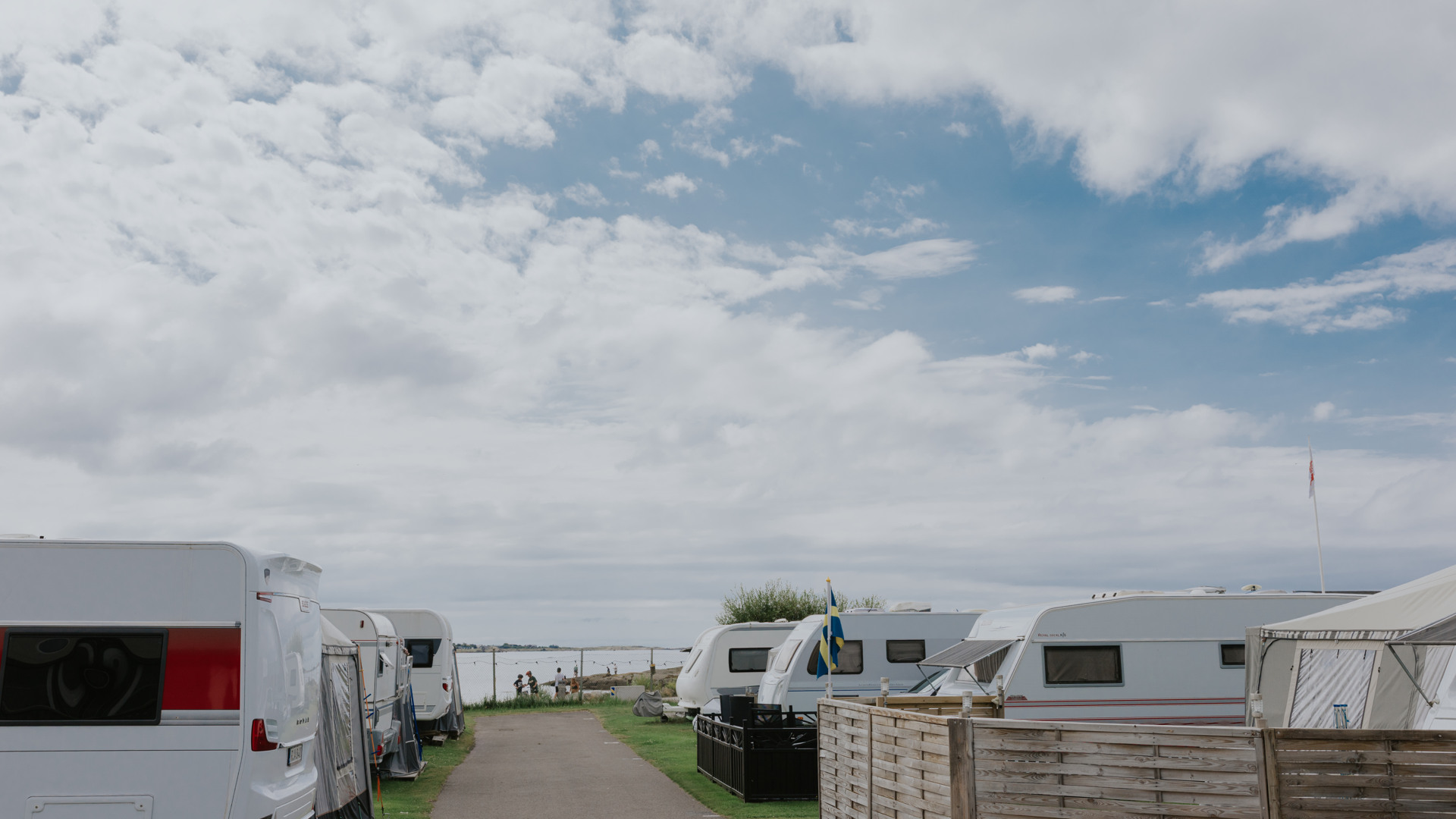 Apelvikens camping, husvagnar parkerade i rader med havet i bakgrunden.