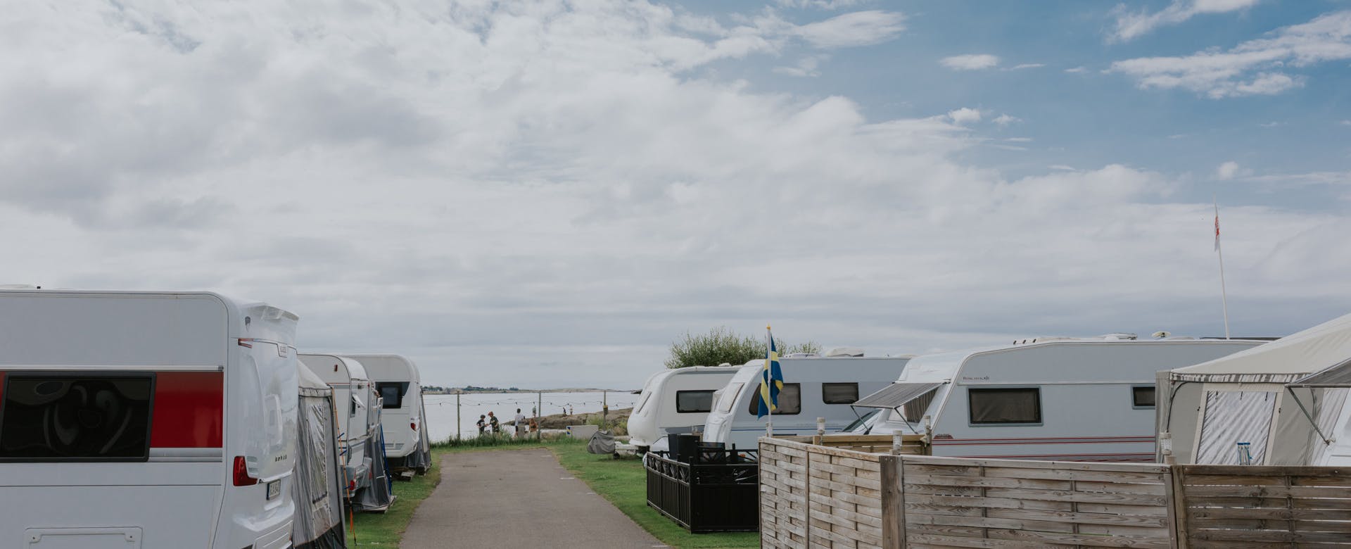 Apelvikens camping, husvagnar parkerade i rader med havet i bakgrunden.