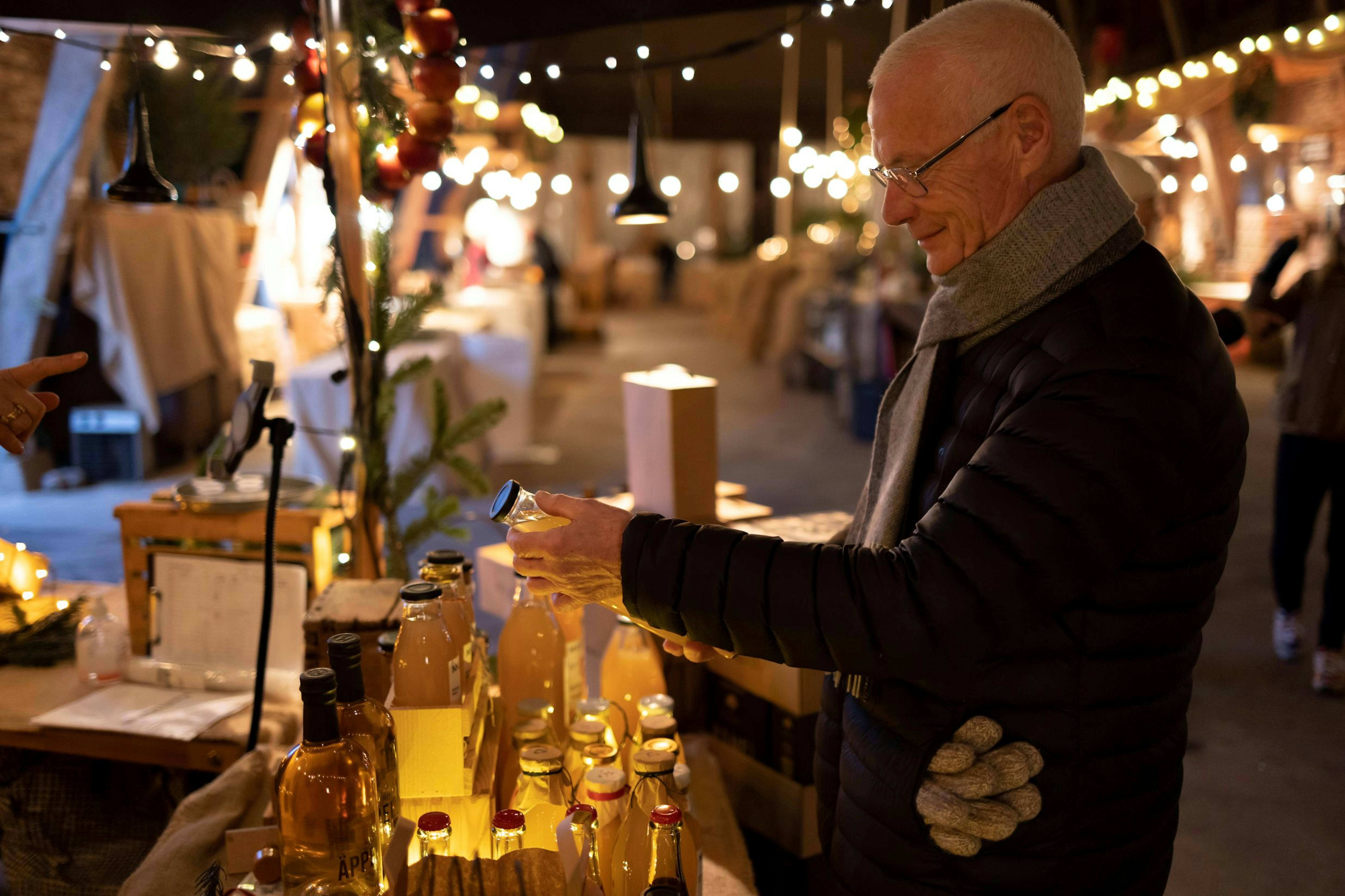 Man står vid ett stånd på julmarknad och kikar