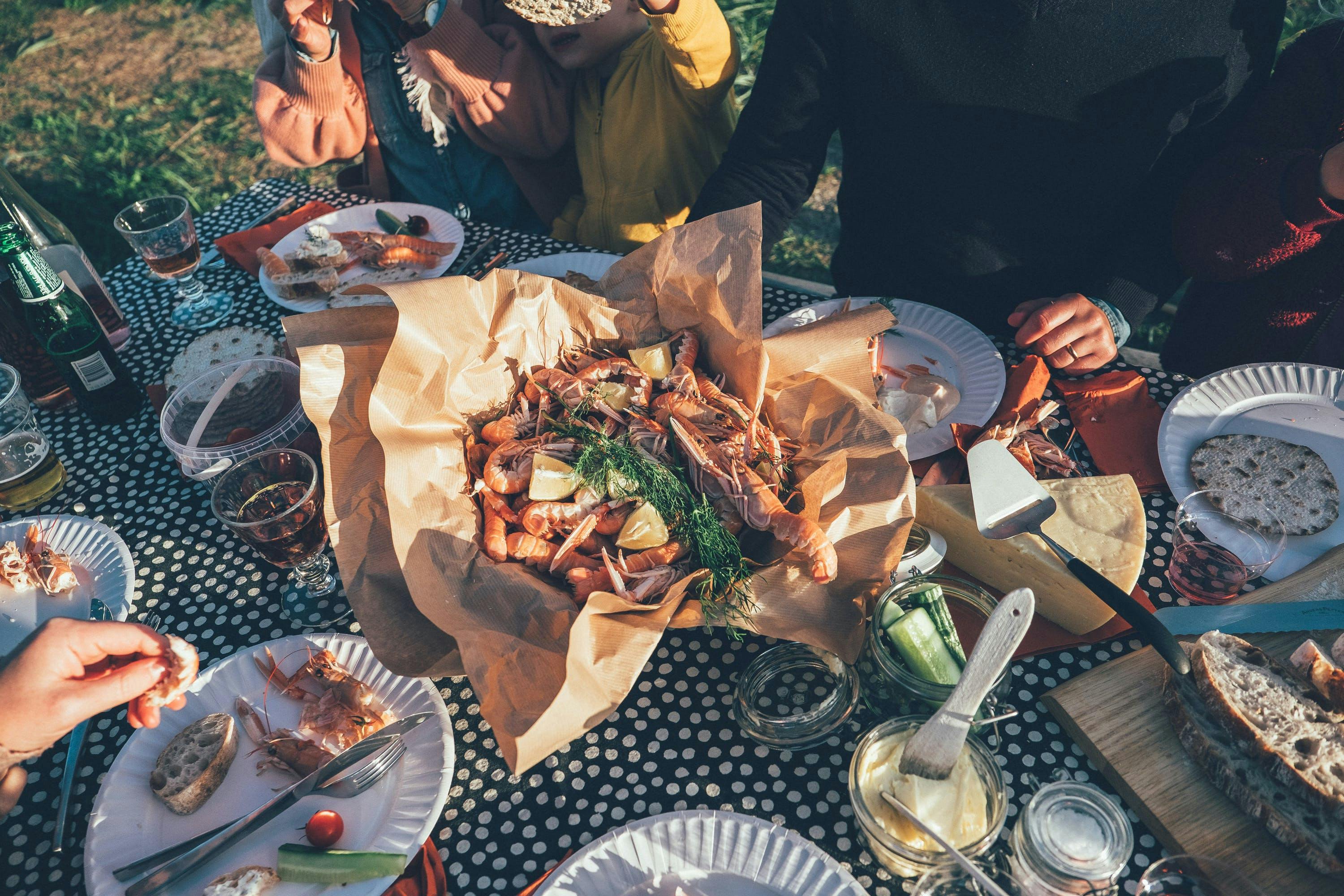 Kräft-middag utomhus med vänner.