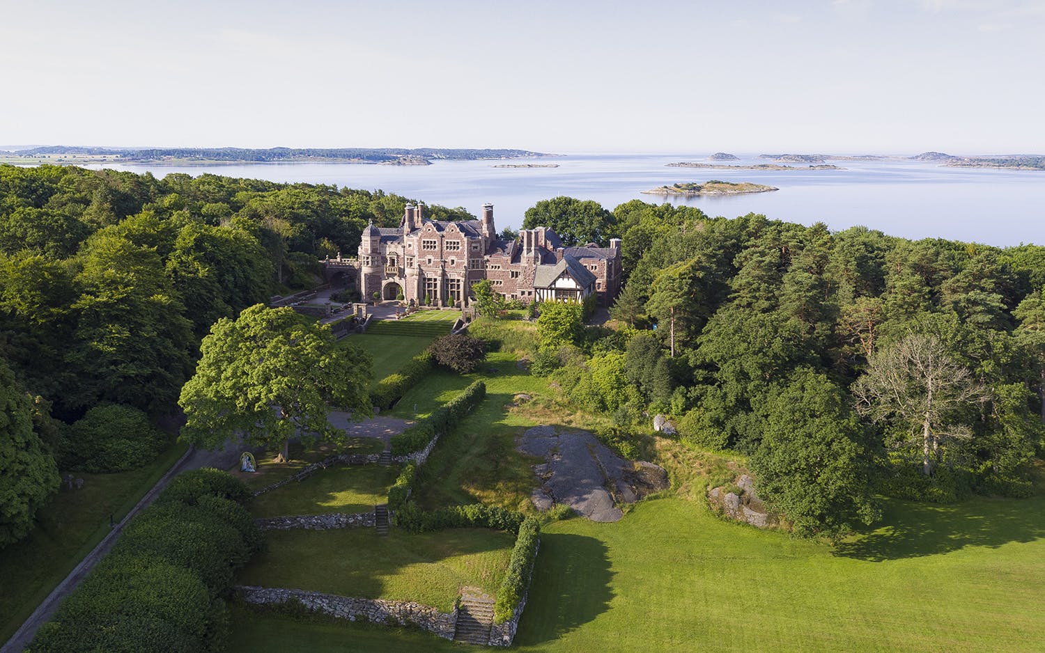 Schloss Tjolöholm mit Gartenanlage und im Hintergrund liegt das Meer.