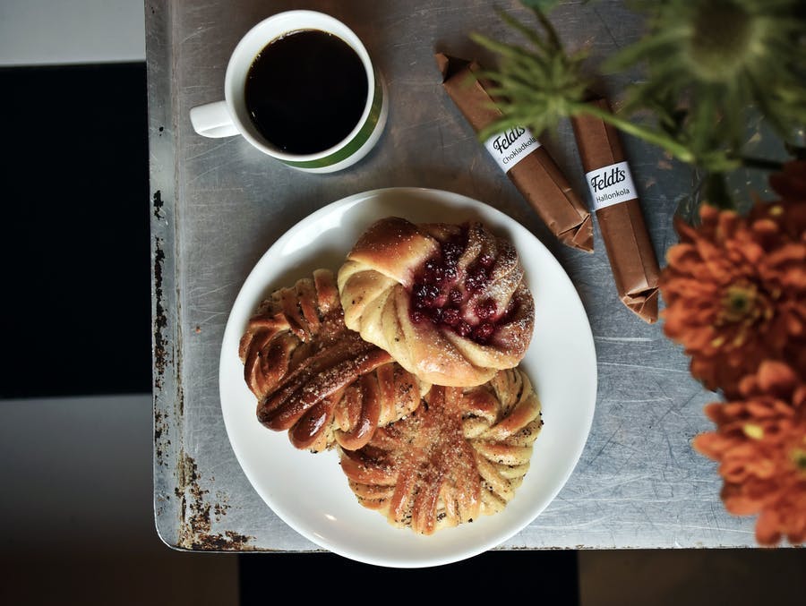 Bullar, kolor och kaffe är uppdukat.