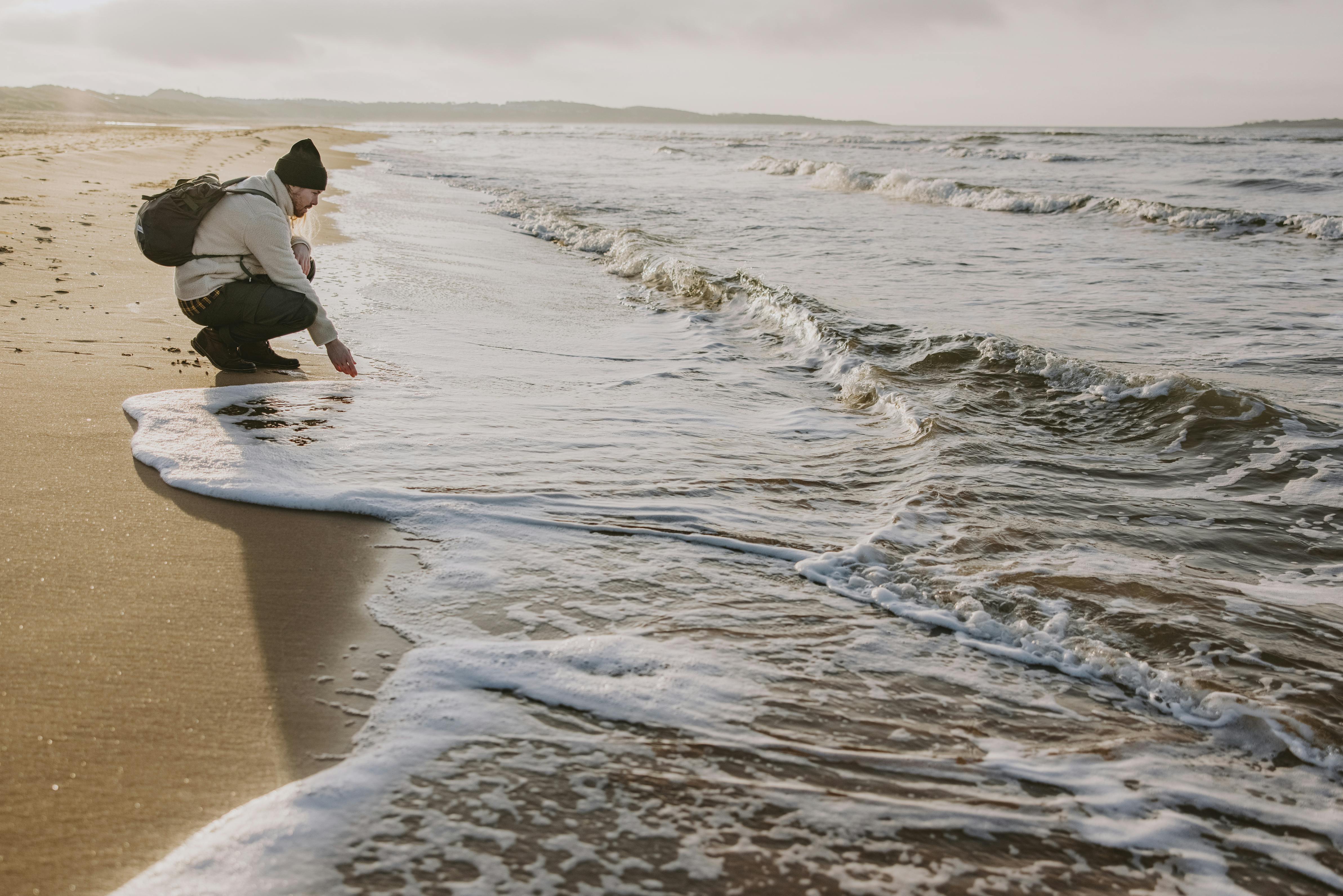 Man på vintrig strand i Halmstad Halland
