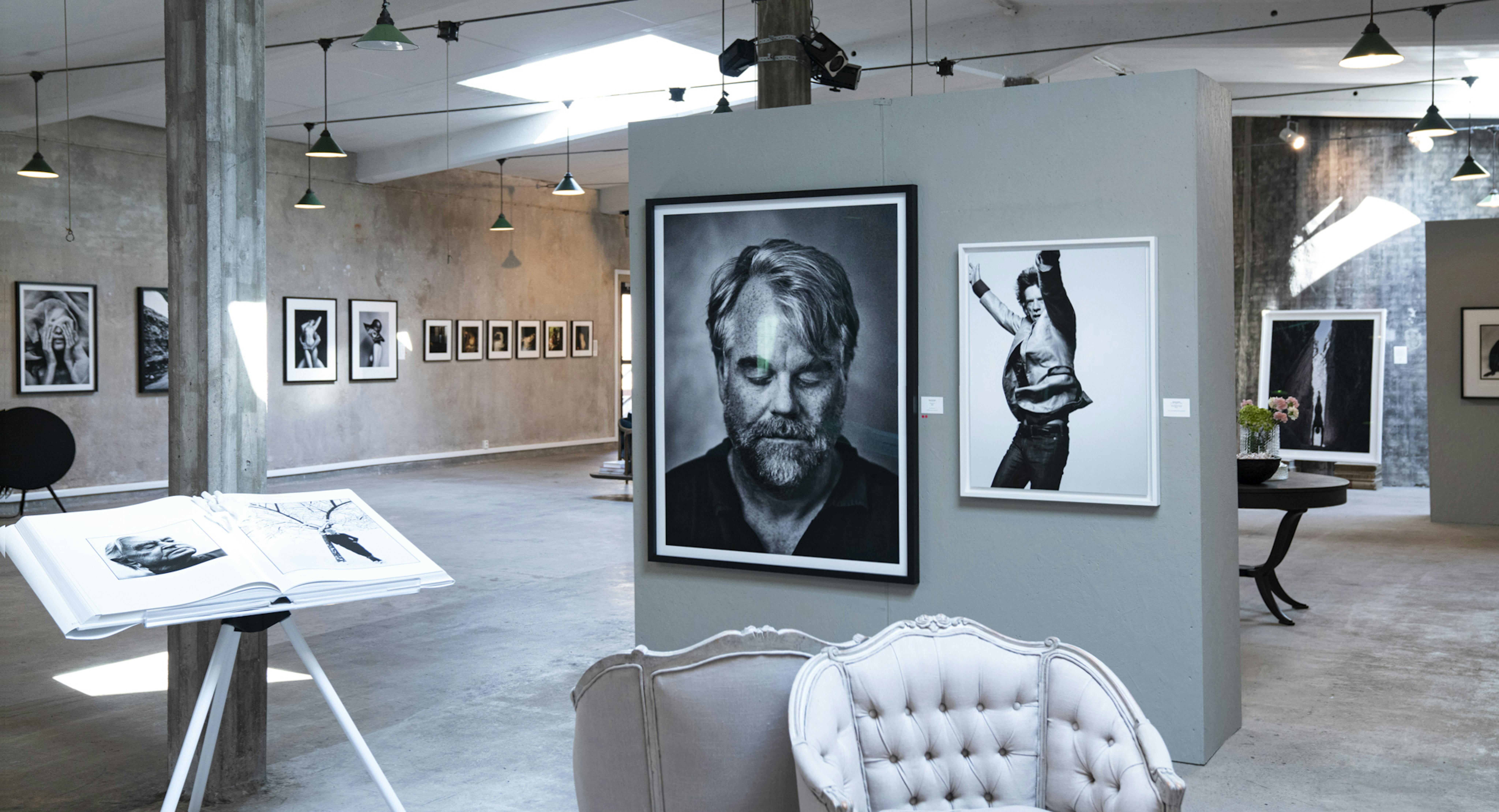 Ausstellungsraum mit Fotografien in The PhotoGallery in Halmstad