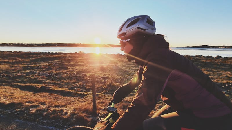 Kvinna vintercyklar i Halland