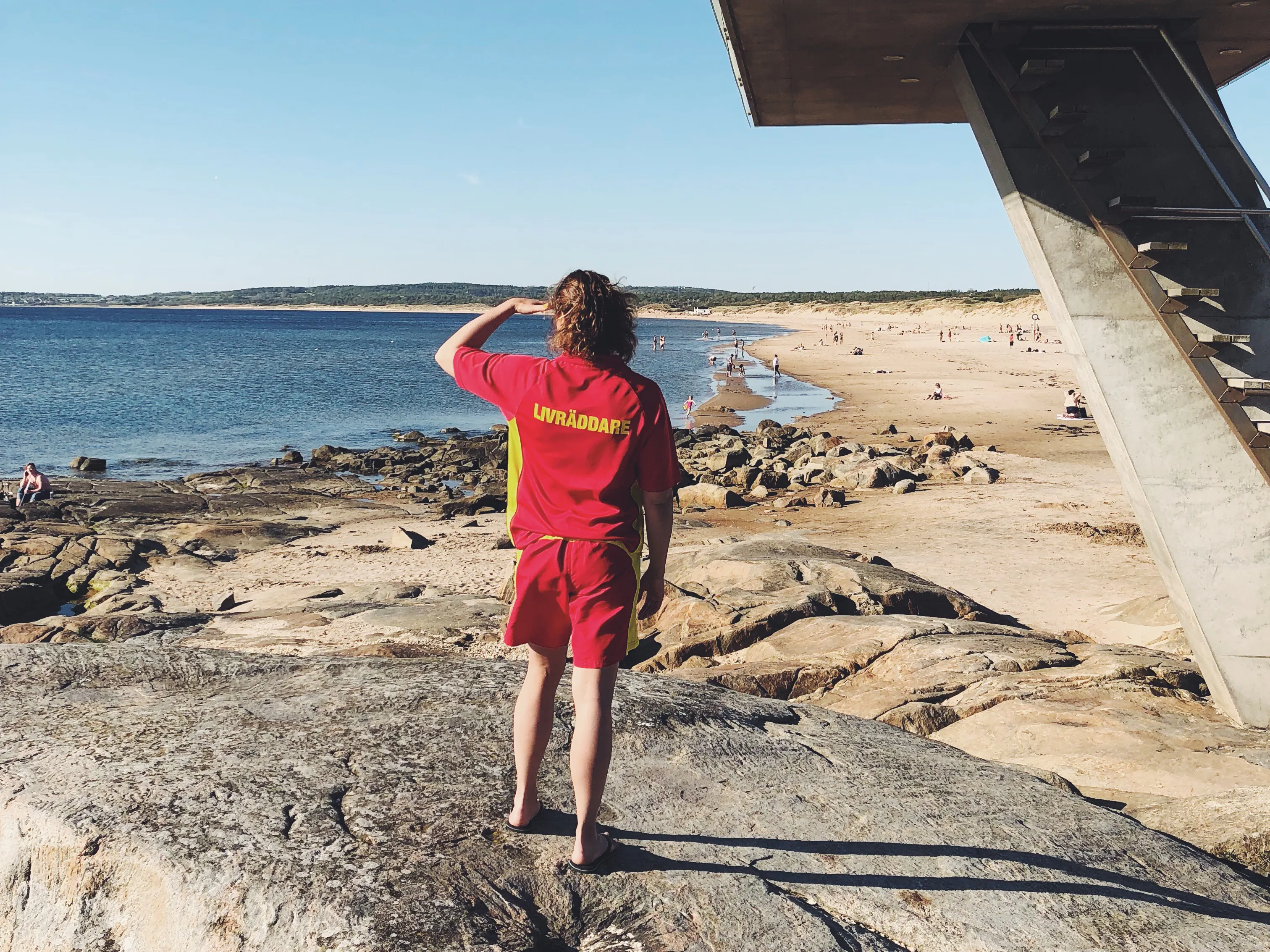 Rettungsschwimmer blicken auf den Strand von Tylösand.
