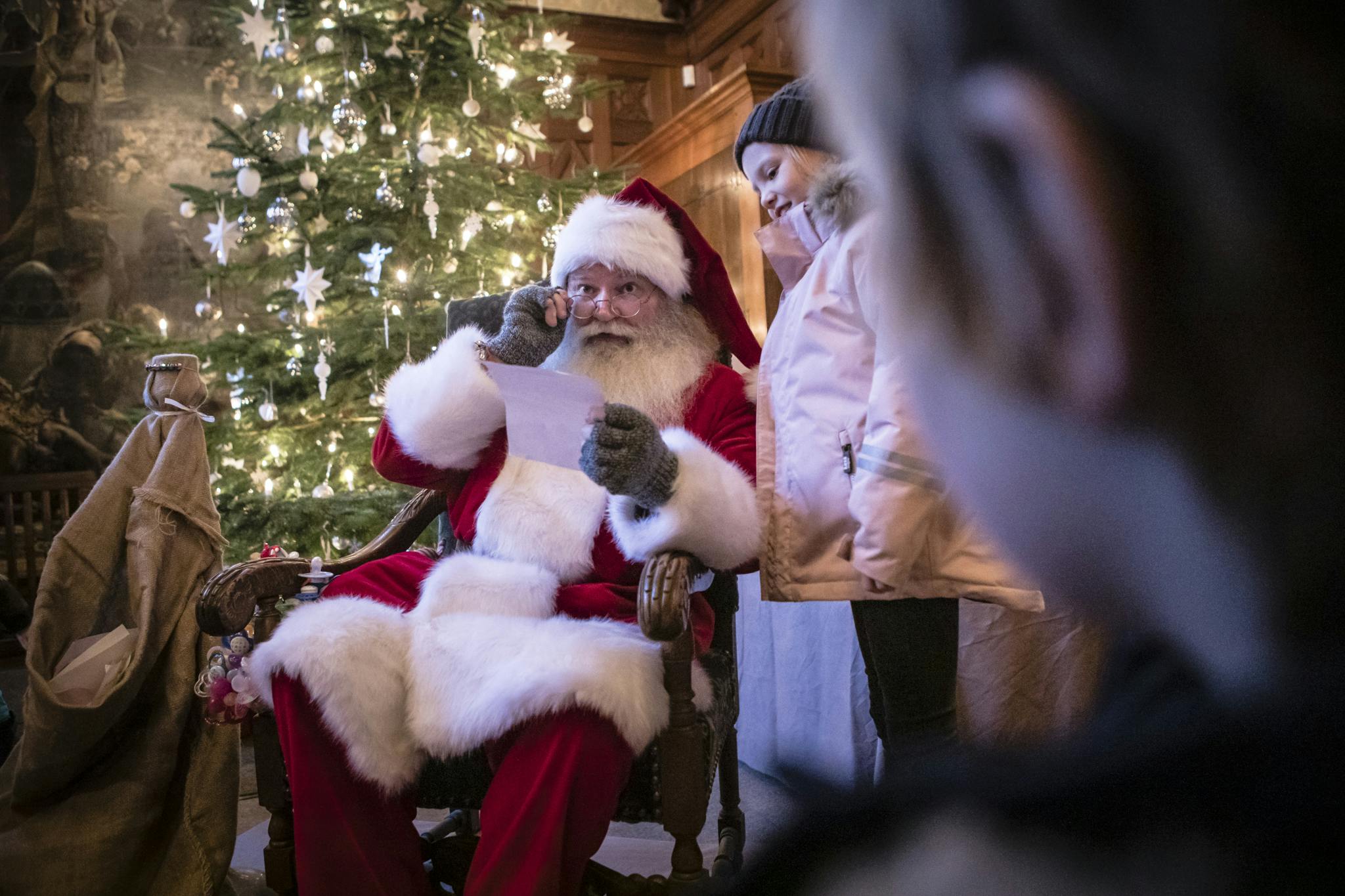 På julmarknaden på Tjolöholms slott kan du träffa jultomten.