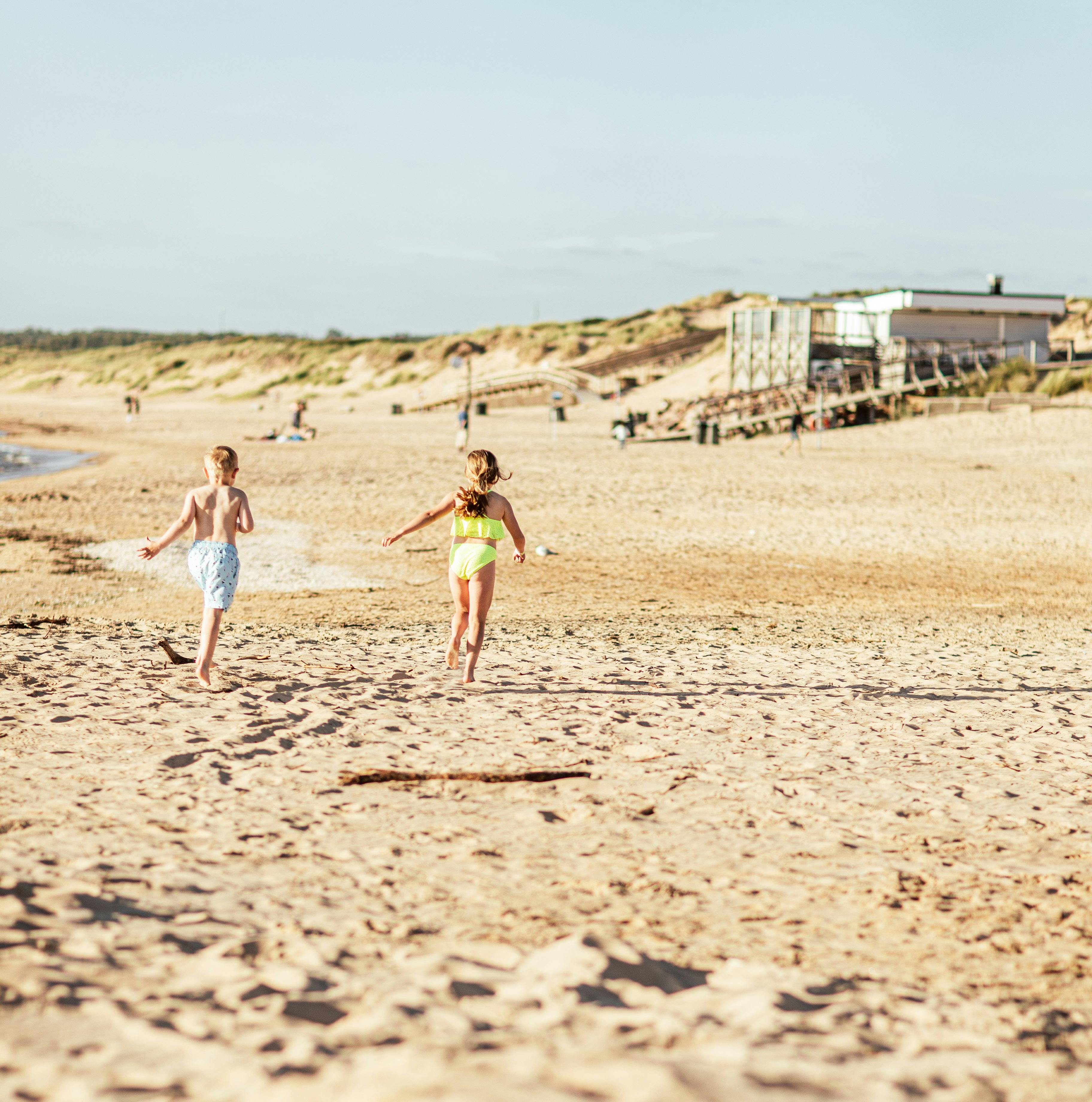 Bad och lek på stranden i Tylösand