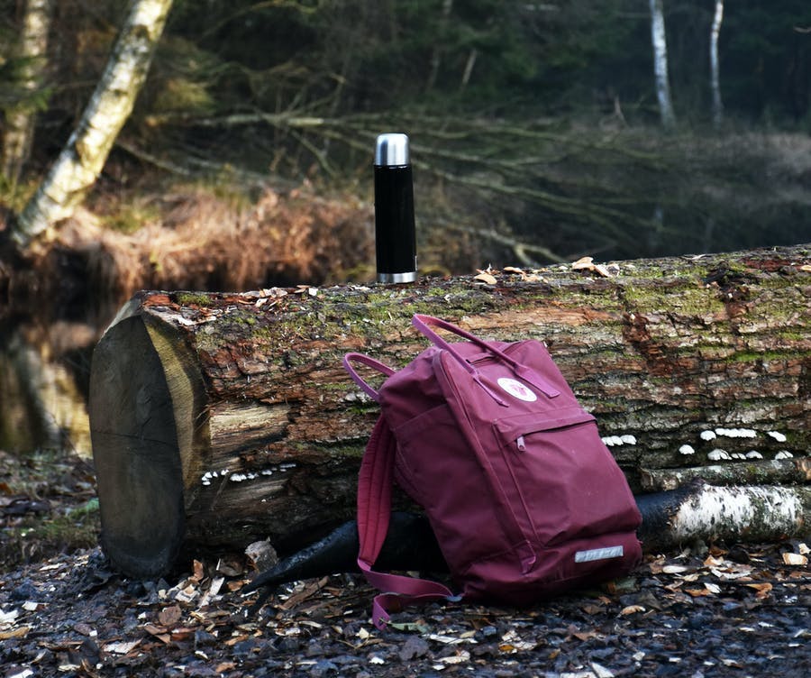 Ryggsäcken är fullpackad med fika och termosen står bredvid.