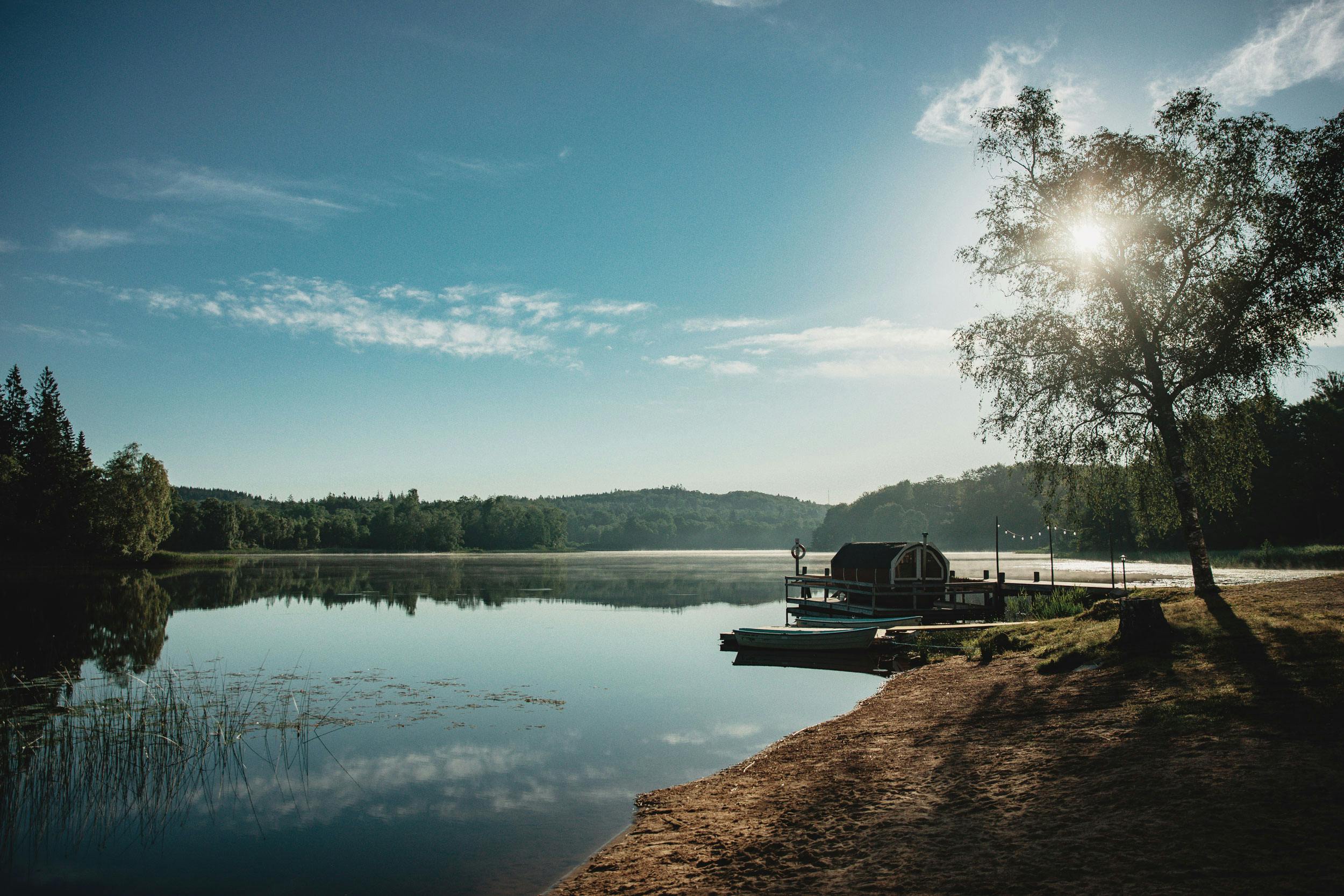 Wunderschönes Tinyhouse auf einem Steg am See.