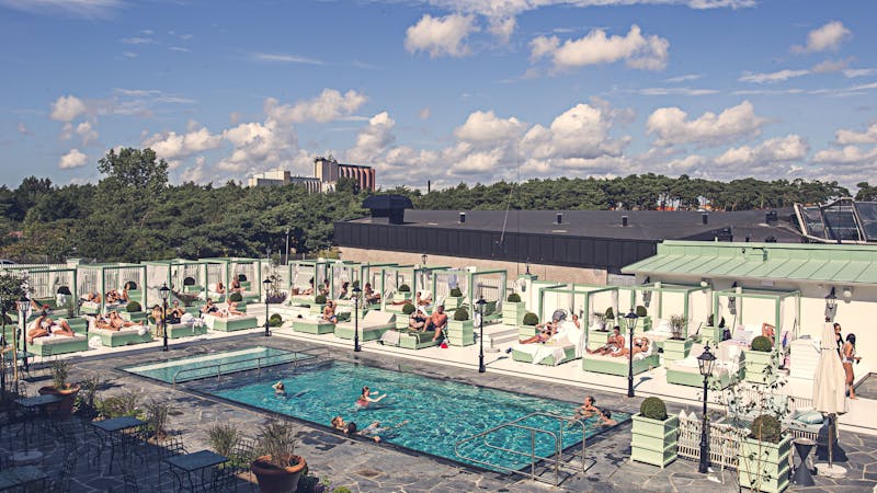 Fullt av människor vid poolen på Falkenbergs strandbad