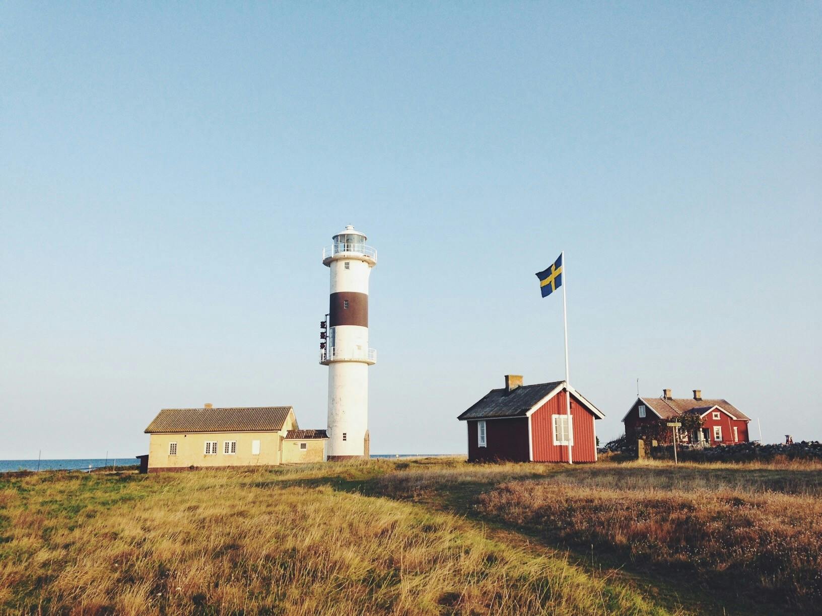 Leuchtturm und kleine rote Häuser auf der Insel Nidingen
