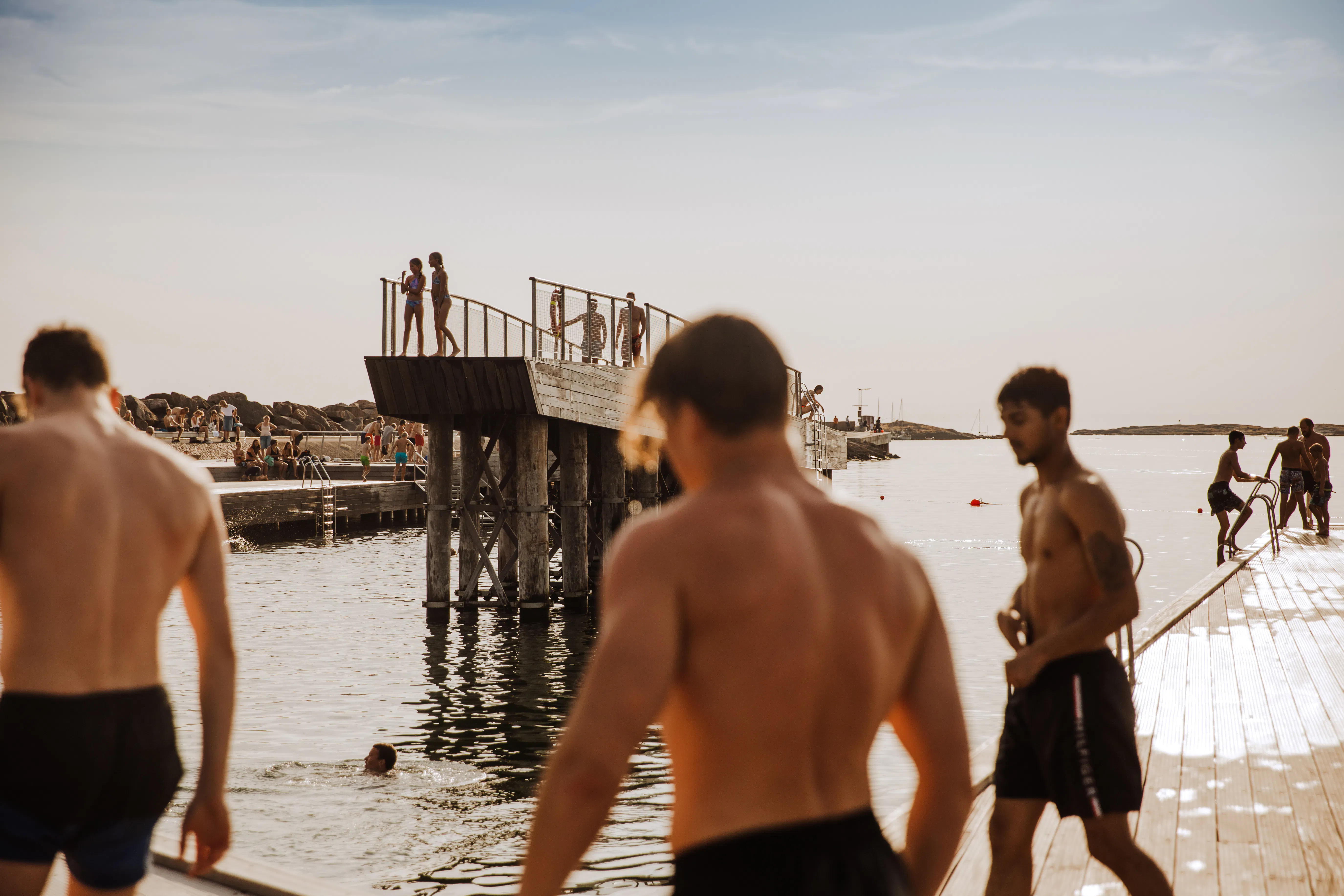 Ungdomar vid Fästningsbadet i Varberg.